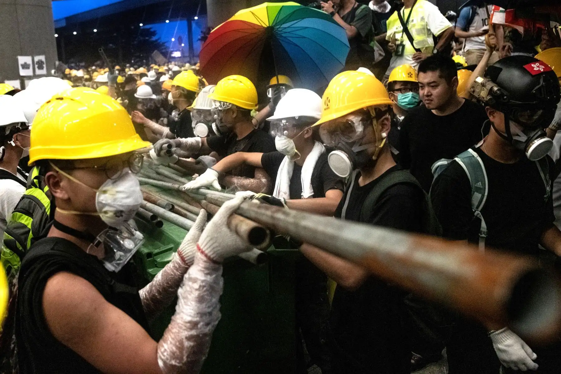 Manifestantes rompen una cerca cuando intentan irrumpir en la sede del gobierno en Hong Kong. Foto: AFP