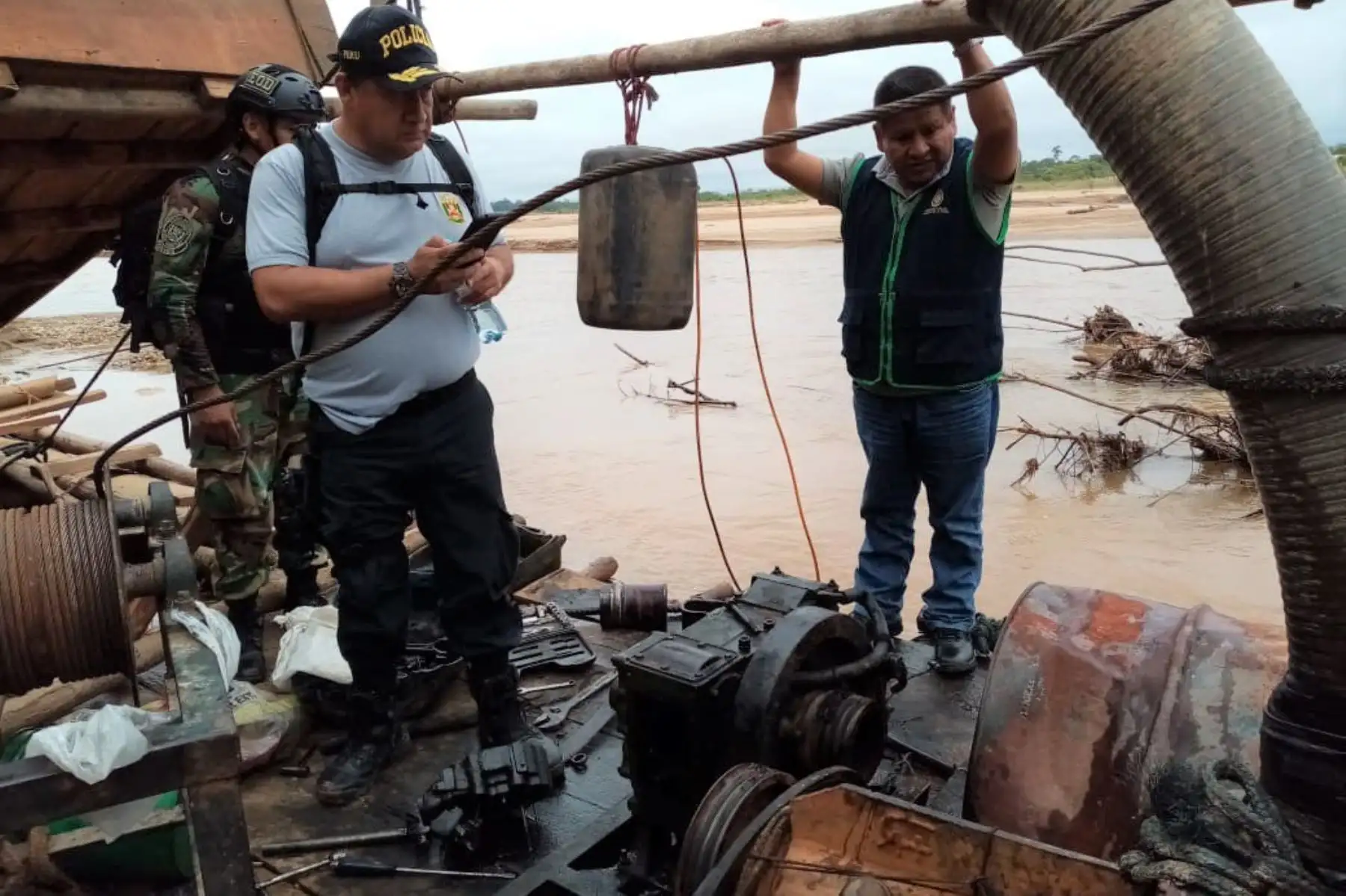 Autoridades detienen a siete personas en operativo contra la minería ilegal en Madre de Dios.