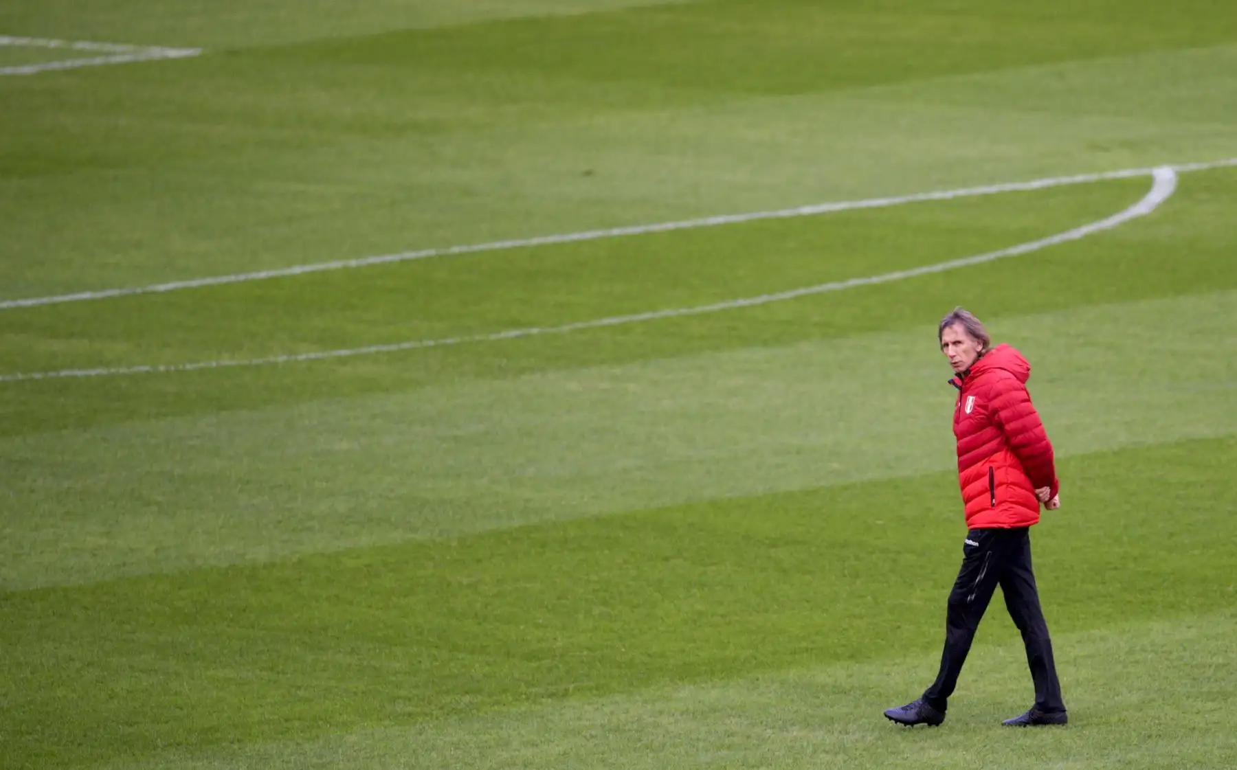 El entrenador del Perú, el argentino Ricardo Gareca, camina en el campo durante una sesión de práctica en Porto Alegre, Brasil, antes del torneo de fútbol de la Copa América entre Chile y Perú.
Foto: AFP