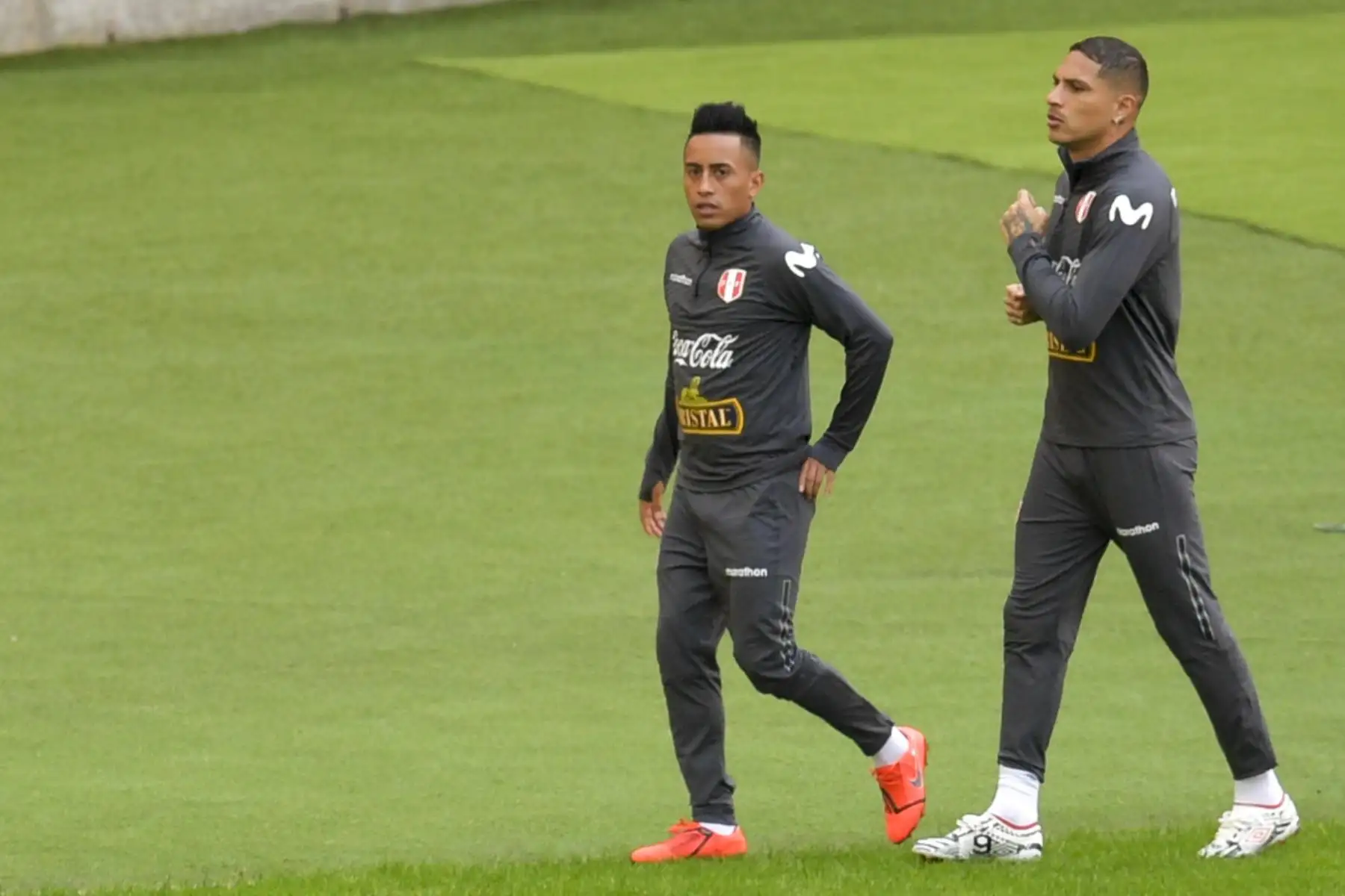 Christian Cueva (L) de Perú y Paolo Guerrero de Perú entrenan durante una sesión de práctica en Porto Alegre, Brasil, antes del torneo de fútbol de la Copa América entre Chile y Perú.
Foto:AFP