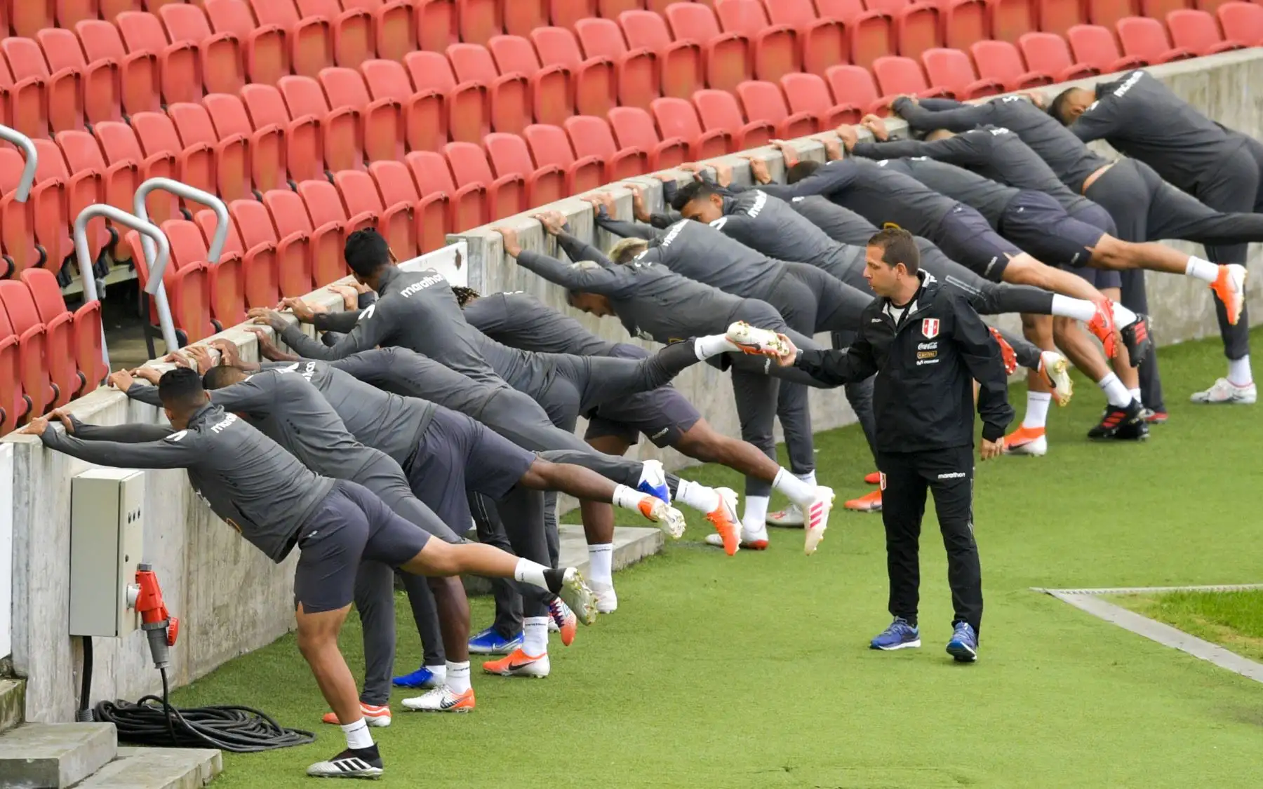 Los jugadores de Perú entrenan durante una sesión de práctica en Porto Alegre, Brasil, antes del torneo de fútbol de la Copa América entre Chile y Perú.
Foto:AFP
