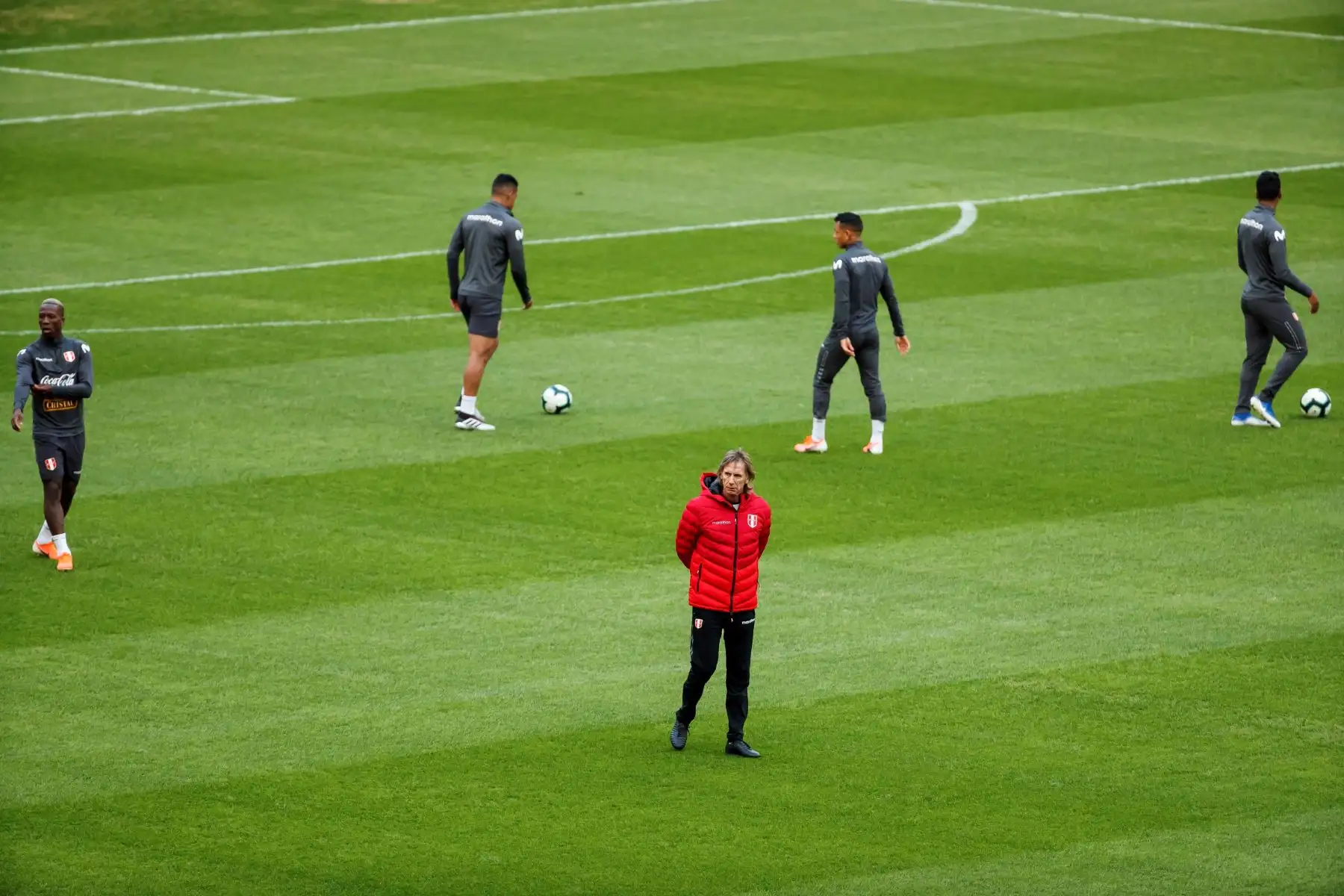 El entrenador de la selección peruana, el argentino Ricardo Gareca, dirige un entrenamiento en el estadio Beira Río de la ciudad de Porto Alegre (Brasil). 
Foto:EFE