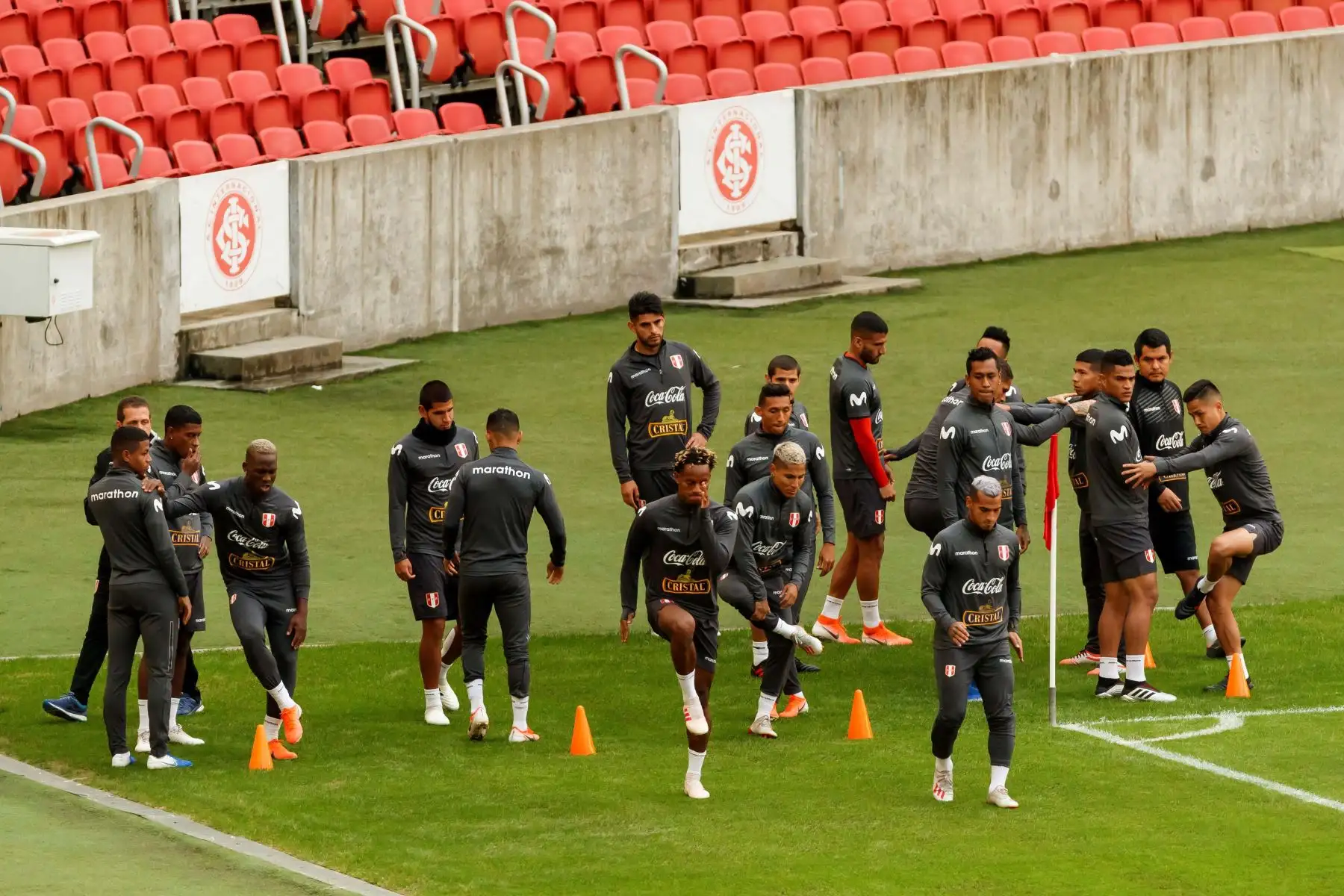 Los jugadores de la selección peruana entrenan en el estadio Beira Río de la ciudad de Porto Alegre (Brasil), con miras enfrentar a Chile el próximo miércoles por las semifinales de la Copa América.
Foto: EFE