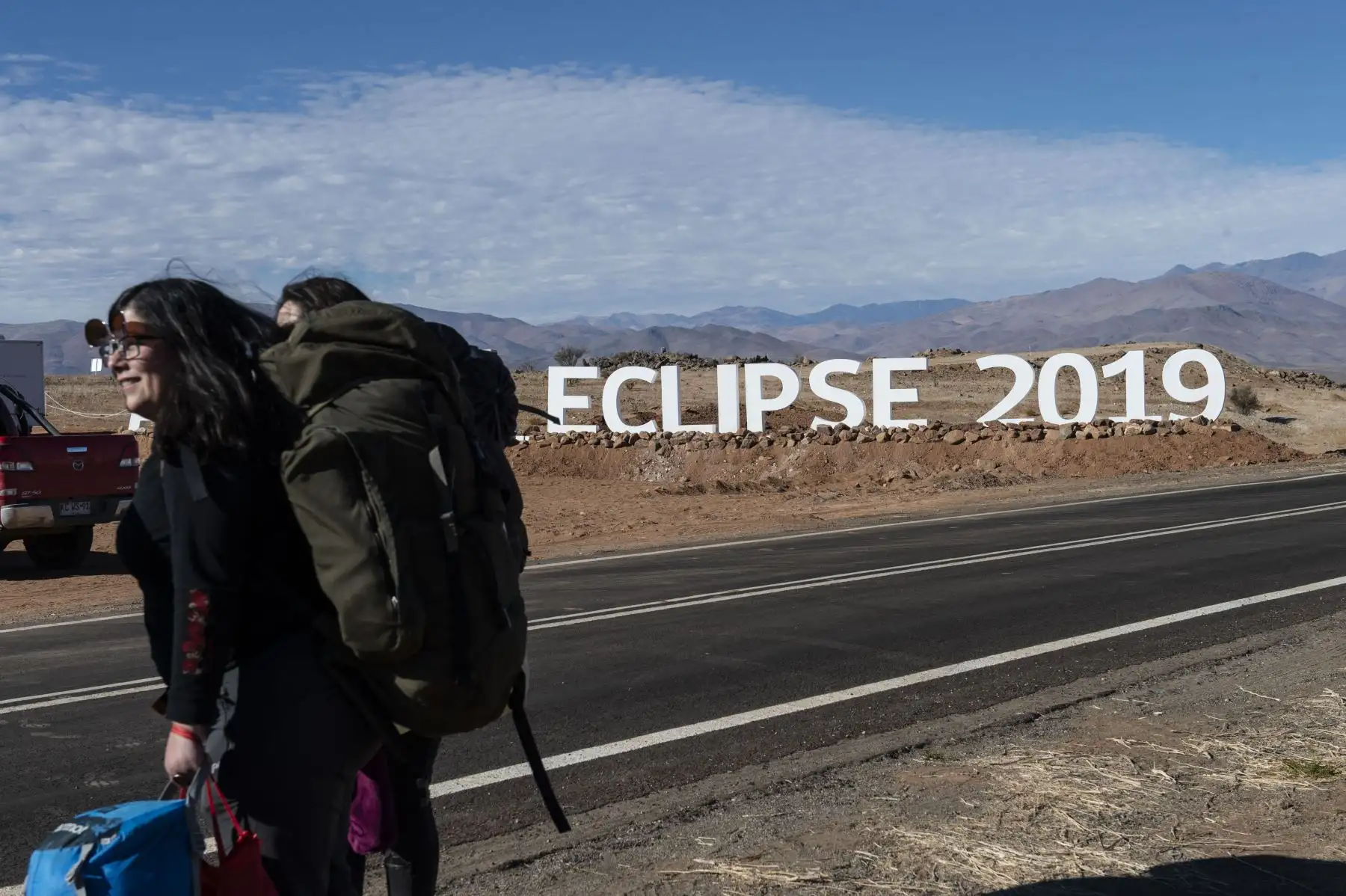 Los turistas llegan a un campamento astronómico que espera recibir miles de turistas para observar el eclipse solar, en la comuna de Vallenar, en el desierto de Atacama, a unos 600 km al norte de Santiago.
Foto: AFP