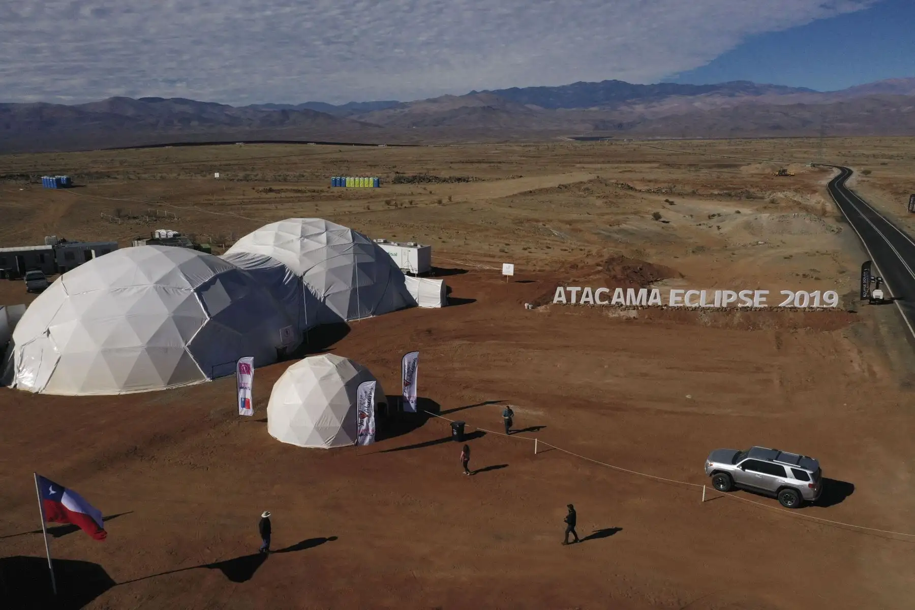 Vista aérea de la entrada de un campamento astronómico que espera recibir a miles de turistas para observar el eclipse solar total del 2 de julio, en la comuna de Vallenar en el desierto de Atacama, a unos 600 km al norte de Santiago.
Foto: AFP