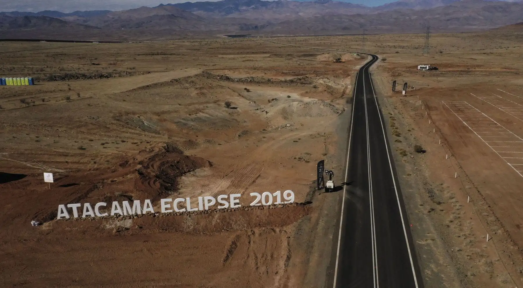 Vista aérea de la entrada de un campamento astronómico que espera recibir a miles de turistas para observar el eclipse solar total en la comuna de Vallenar en el desierto de Atacama, a unos 600 km al norte de Santiago.
Foto: AFP
