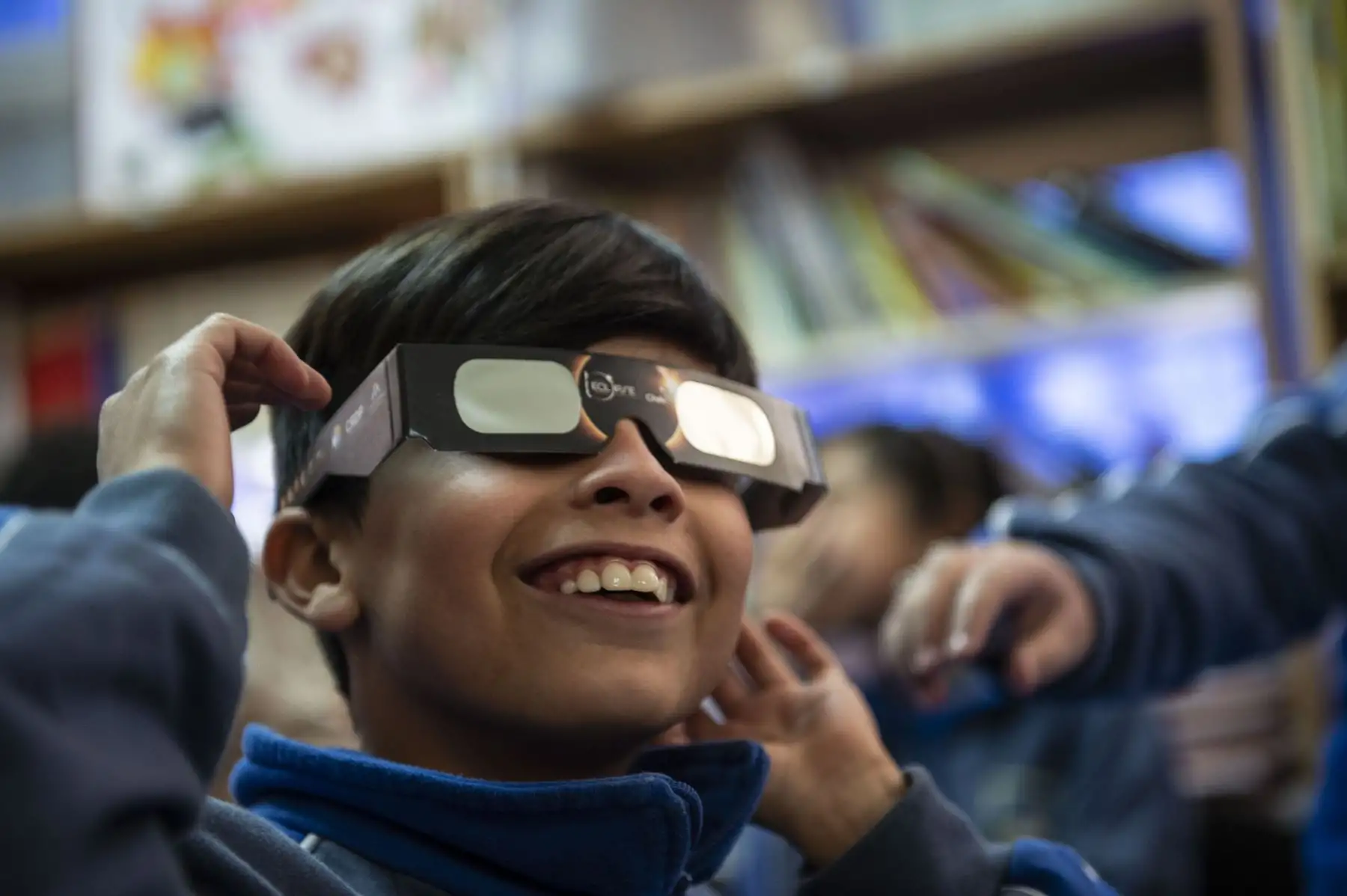 Un escolar prueba gafas de sol especiales en la escuela Pedro Pablo Muñoz en La Higuera, Región de Coquimbo, en el desierto de Atacama, a unos 580 km al norte de Santiago.
Foto: AFP