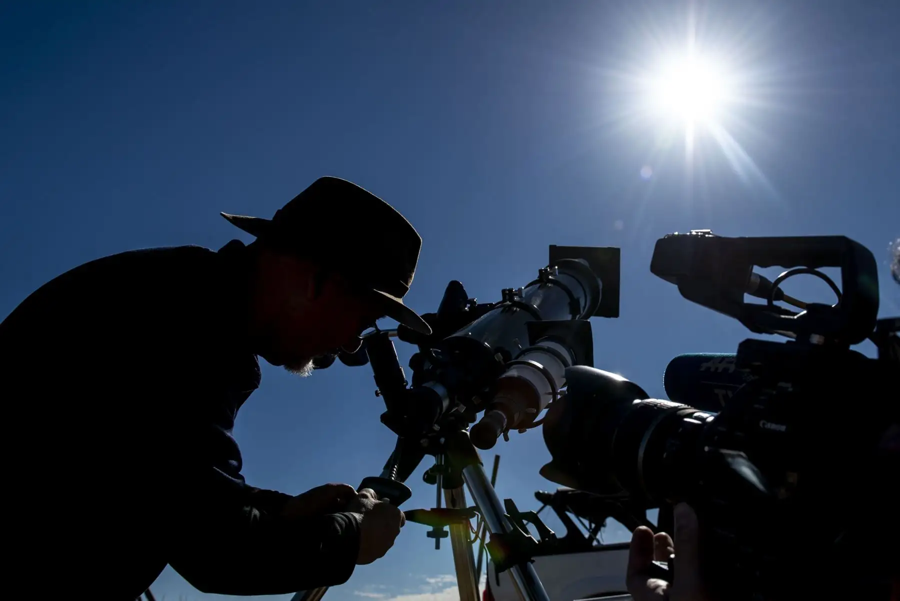 Un astrónomo mira el sol a través de un telescopio en la víspera de un eclipse solar, en La Higuera, Región de Coquimbo, en el desierto de Atacama, a unos 580 km al norte de Santiago.
Foto: AFP