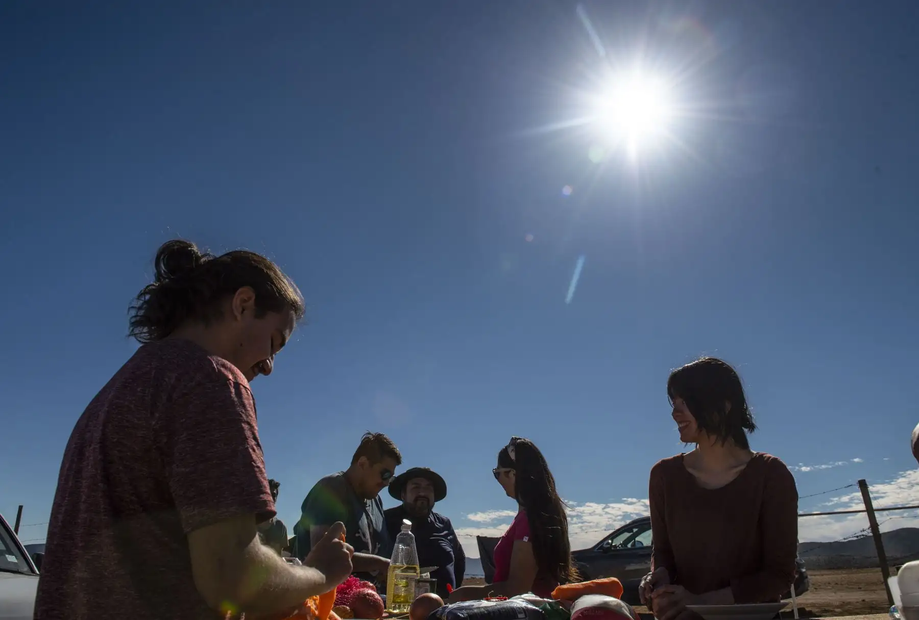 Los estudiantes de astronomía cocinan en su campamento en la víspera de un eclipse solar, en La Higuera, Región de Coquimbo, en el desierto de Atacama, a unos 580 km al norte de Santiago.
Foto: AFP
