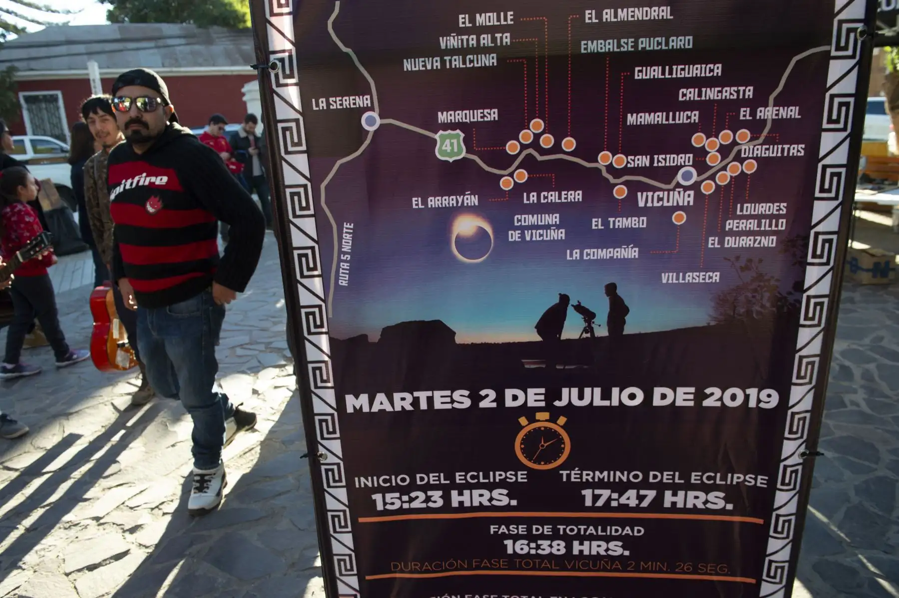 Un hombre pasa junto a un cartel que anuncia un eclipse solar en Vicuña, Valle del Elqui, región de Coquimbo, en el desierto de Atacama, a unos 500 km al norte de Santiago, Chile.
Foto: AFP
