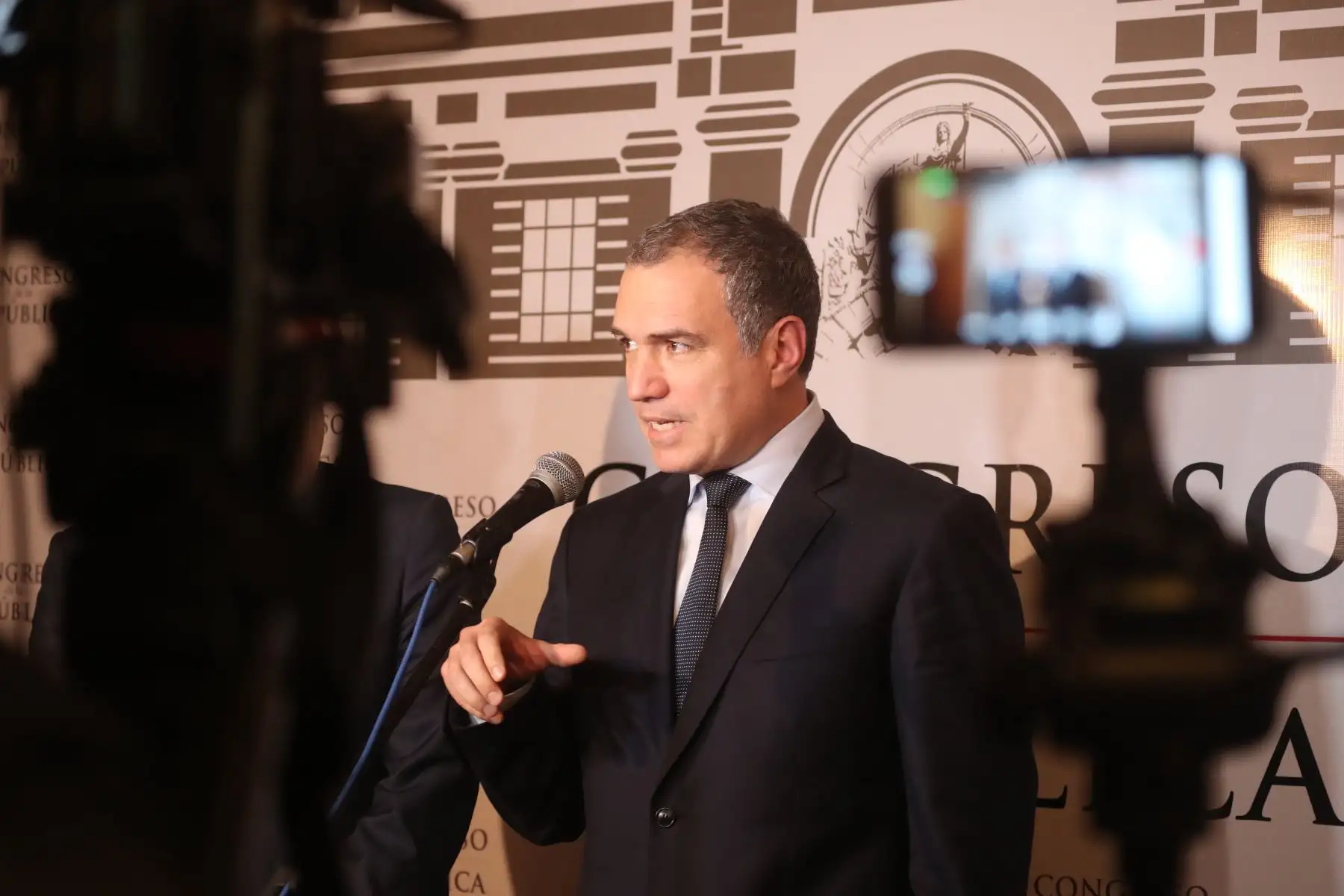 Presidente del Consejo de Ministros, Salvador del Solar en conferencia de prensa luego de su presentación en  la Comisión de Constitución.
Foto: PCM