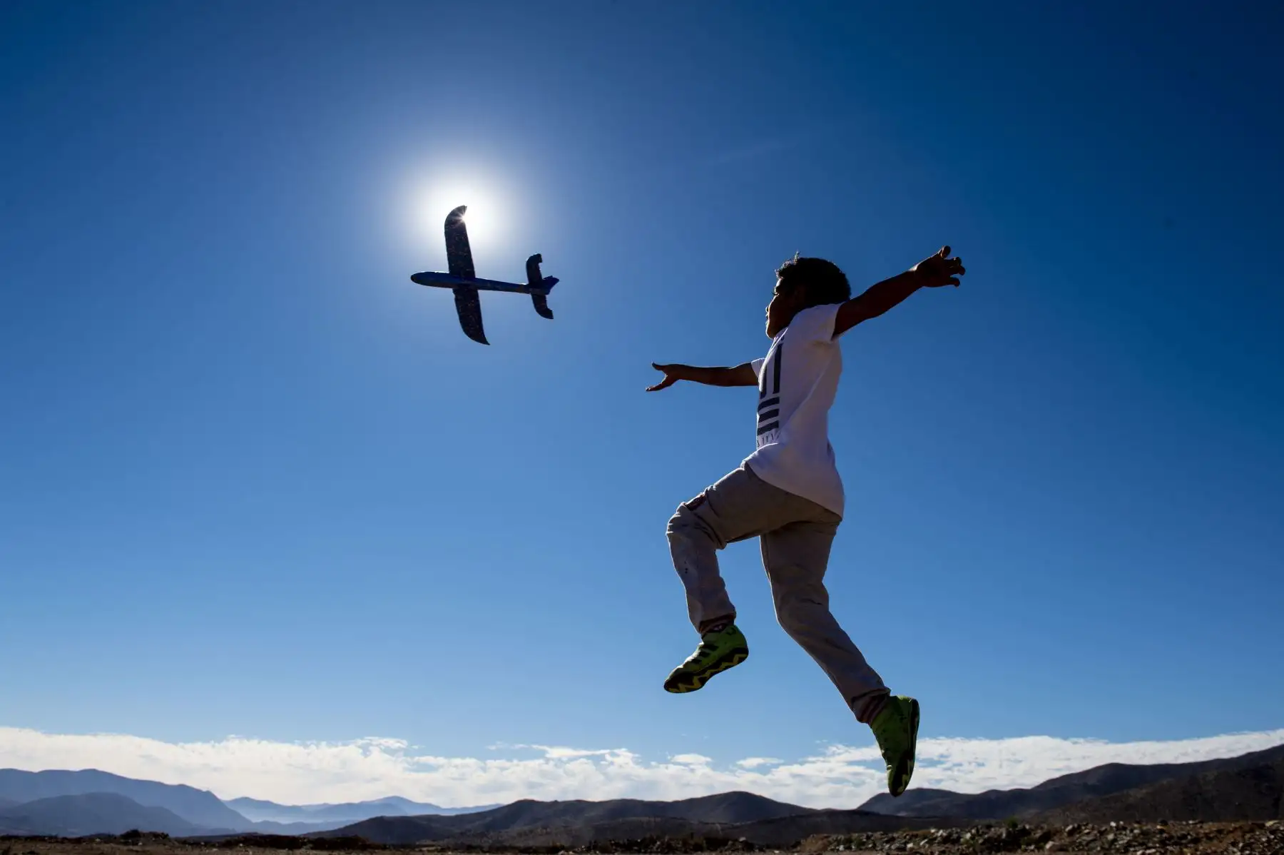 Un niño juega con un avión de juguete en la víspera de un eclipse solar, en La Higuera, Región de Coquimbo, en el desierto de Atacama, a unos 580 km al norte de Santiago. Un eclipse solar total será visible desde pequeñas partes de Chile y argentina.Foto:AFP