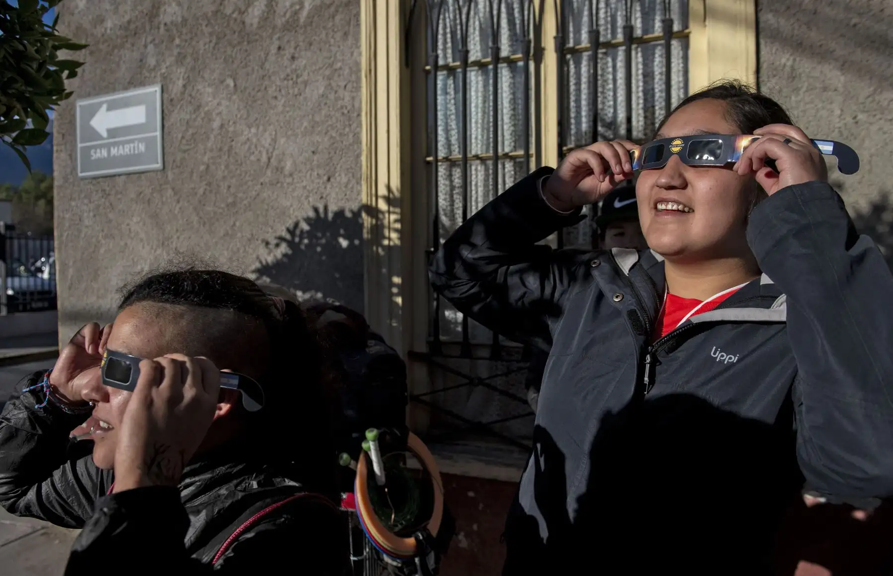 Los turistas miran al sol antes de un eclipse solar en Vicuna, Valle del Elqui, región de Coquimbo, en el desierto de Atacama, a unos 500 km al norte de Santiago, Chile. Un eclipse total de sol oscurecerá completamente dos regiones en el norte de chile.Foto:AFP