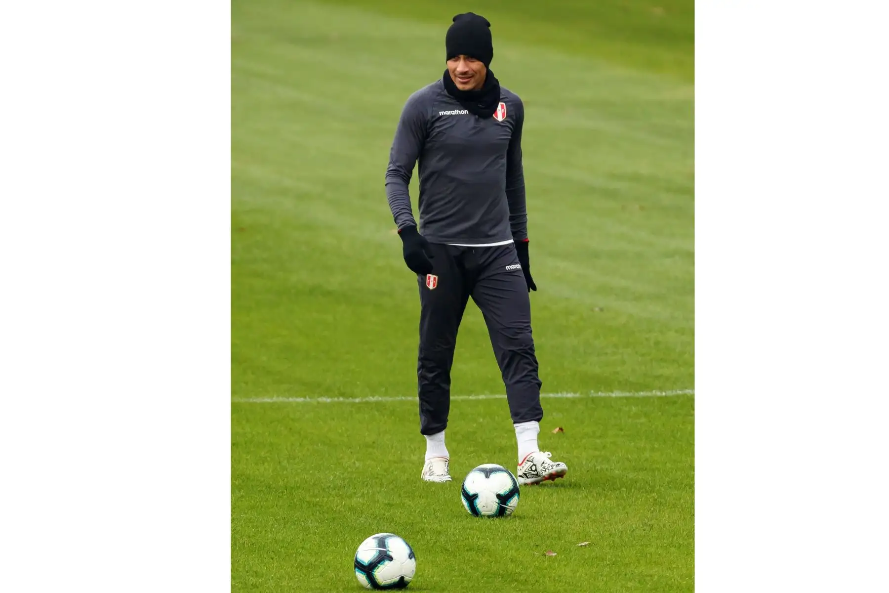 El jugador de la selección peruana de fútbol, Paolo Guerreo, entrena en la ciudad de Porto Alegre este, previo al encuentro de mañana ante Chile, en el estadio Arena do Gremio, en las semifinales de la Copa América de Brasil 2019. Foto:EFE