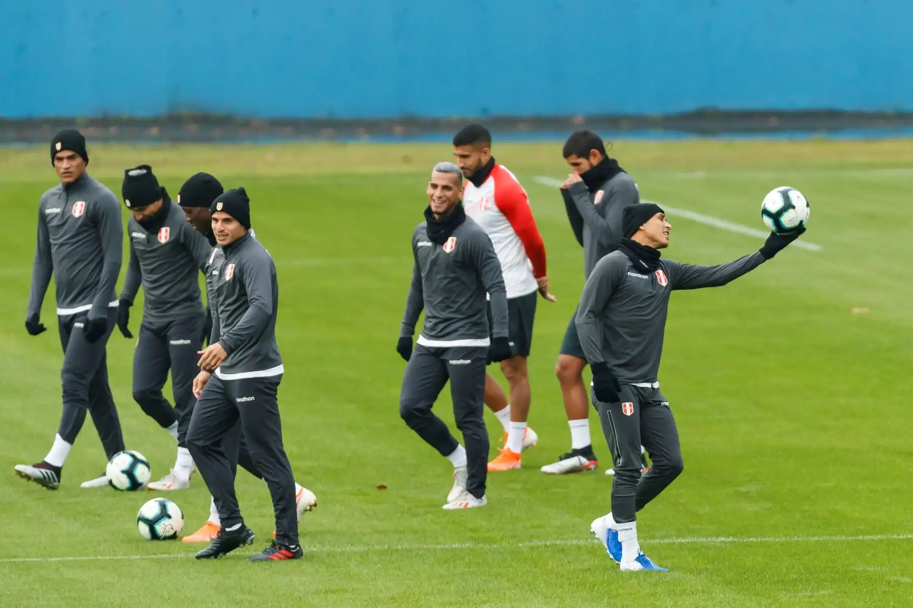 Los jugadores de la selección peruana de fútbol entrenan en la ciudad de Porto Alegre este, previo al encuentro de mañana ante Chile, en el estadio Arena do Gremio, en las semifinales de la Copa América de Brasil 2019. Foto:EFE