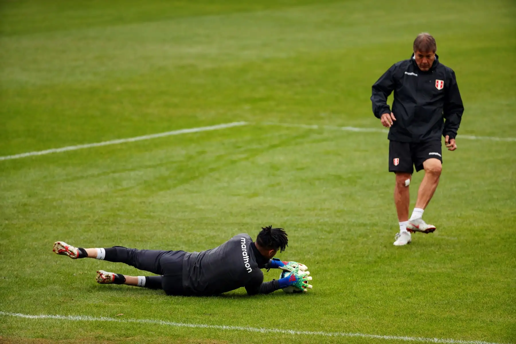 Los jugadores de la selección peruana de fútbol entrenan en la ciudad de Porto Alegre este, previo al encuentro de mañana ante Chile, en el estadio Arena do Gremio, en las semifinales de la Copa América de Brasil 2019. Foto:EFE