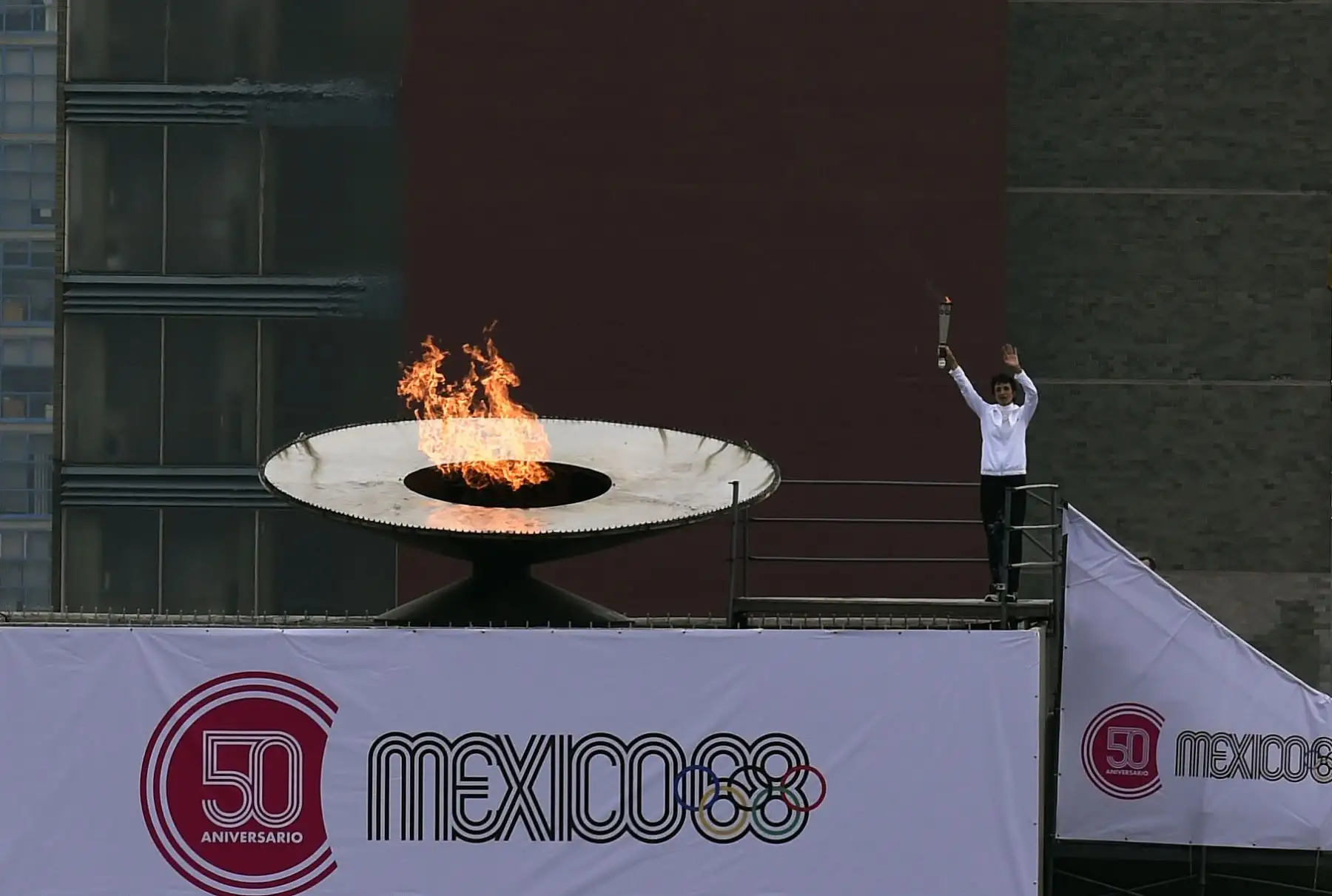 Enriqueta Basilio, exatleta de pista y campo olímpica mexicana, ilumina simbólicamente el caldero olímpico durante la ceremonia de conmemoración del 50 aniversario de los Juegos Olímpicos de Verano de 1968, en el Estadio Olímpico Universitario, Ciudad de México. Foto: AFP.