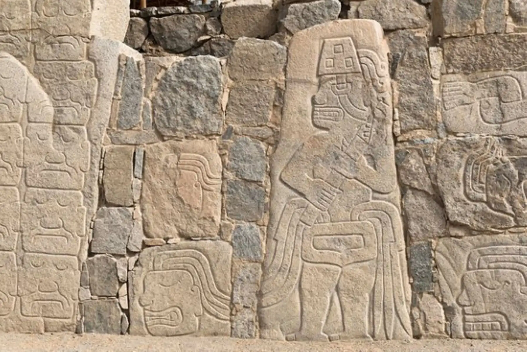 Monolitos que conforman el muro perimétrico del complejo arqueológico Sechín, en la provincia de Casma, región Áncash.