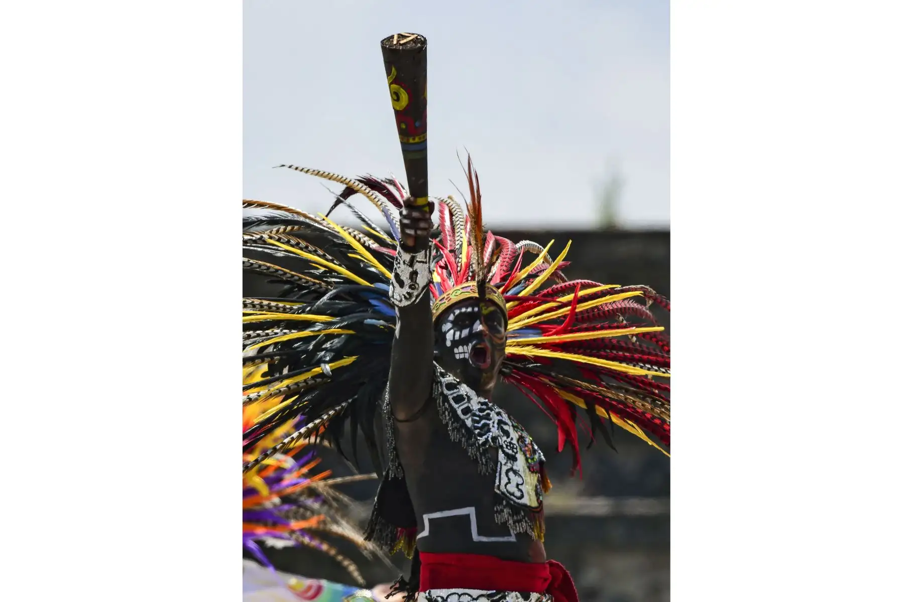 Un hombre interpreta una danza azteca en el sitio arqueológico de Teotihuacán, en México, durante la ceremonia de encendido del fuego que se llevará a los Juegos Panamericanos de Lima. Foto: AFP.