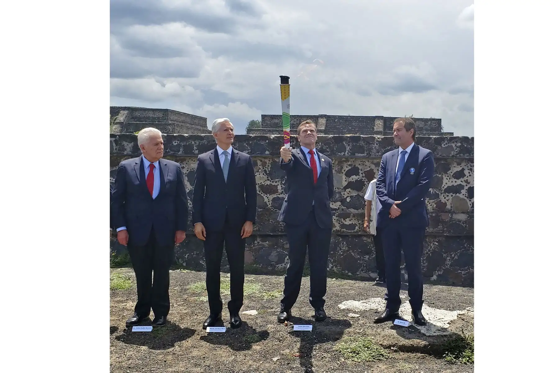 Carlos Neuhaus, presidente del Comité Organizador 
de los Juegos Panamericanos Lima 2019, participó en el encendido del encendido de la Antorcha Panamericana en Teotihuacán.
Foto: Lima 2019.
