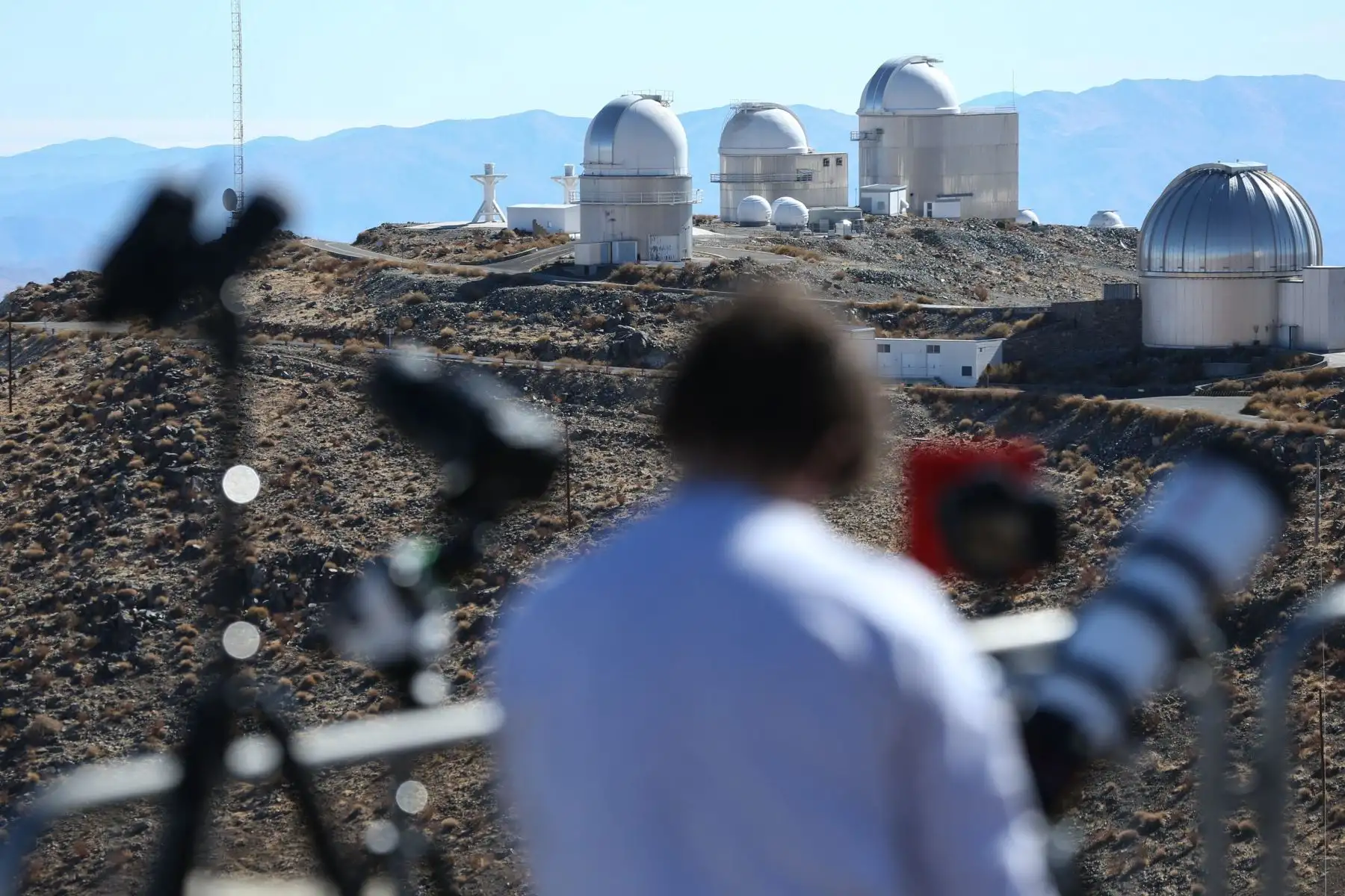 Personas se preparan para el eclipse solar total, este martes en el Observatorio de La Silla, situado en la región de Coquimbo (Chile). 
Foto: EFE