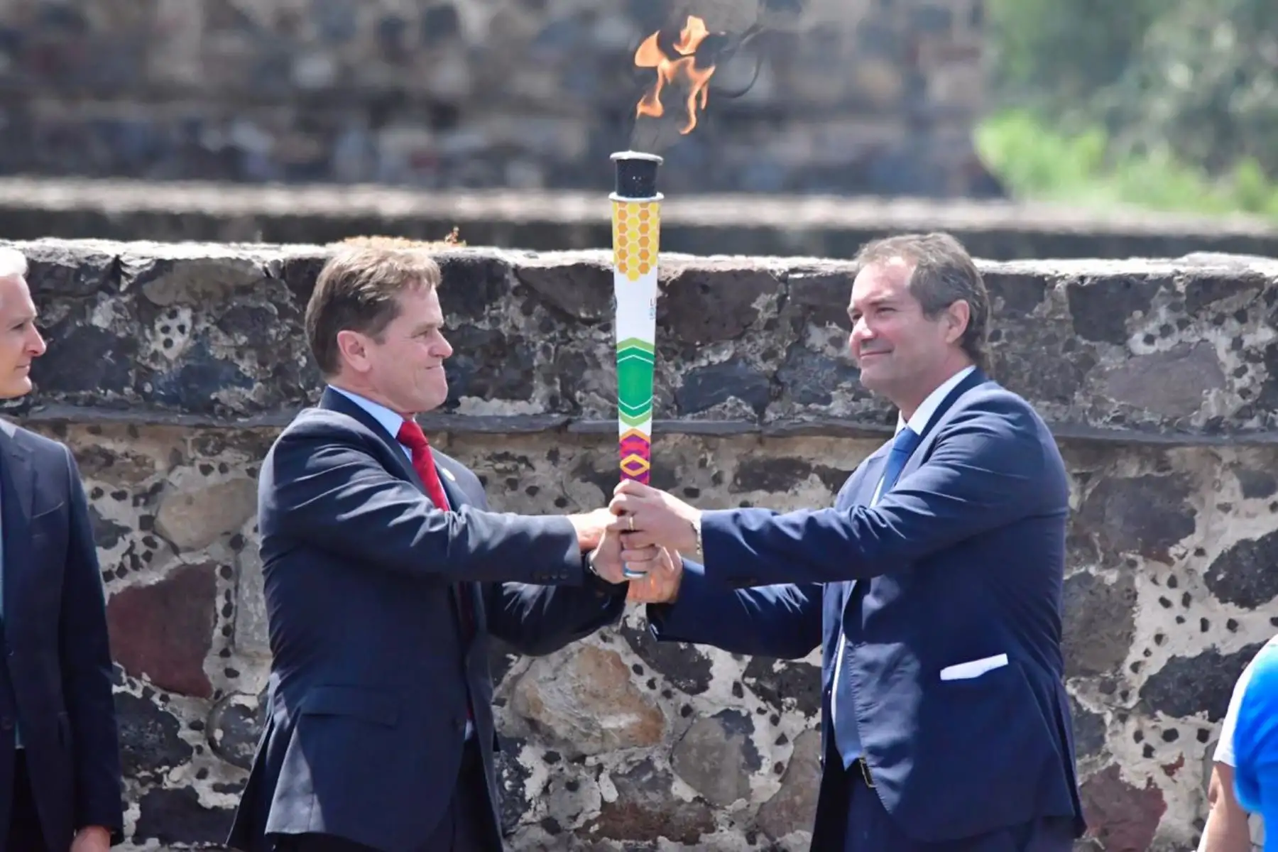 Carlos Neuhaus, presidente del Comité Organizador 
de los Juegos Panamericanos Lima 2019, participó en el encendido de  la Antorcha Panamericana en Teotihuacán.
Foto: Lima 2019.