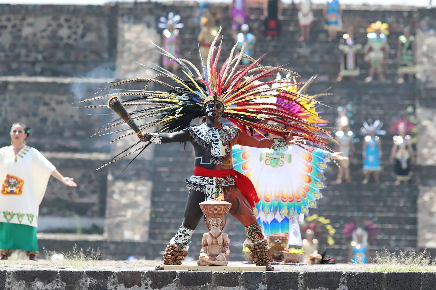 Encendido de la Antorcha Panamericana Lima 2019, que comenzó su trayecto en la Calzada de los Muertos, en Teotihuacán, México. Foto: Lima 2019.