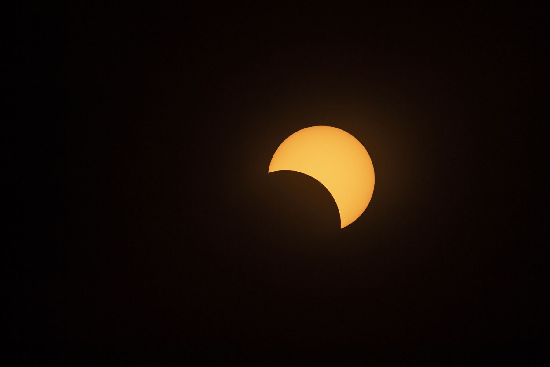 Eclipse solar visto desde el Observatorio Europeo del Sur de La Silla (ESO) en La Higuera, Región de Coquimbo. Decenas de miles de turistas se prepararon el martes para un raro eclipse solar total que se esperaba que convirtiera el día en noche. a lo largo de una gran franja del cono sur de América Latina, que incluye gran parte de Chile y Argentina.
Foto:AFP
