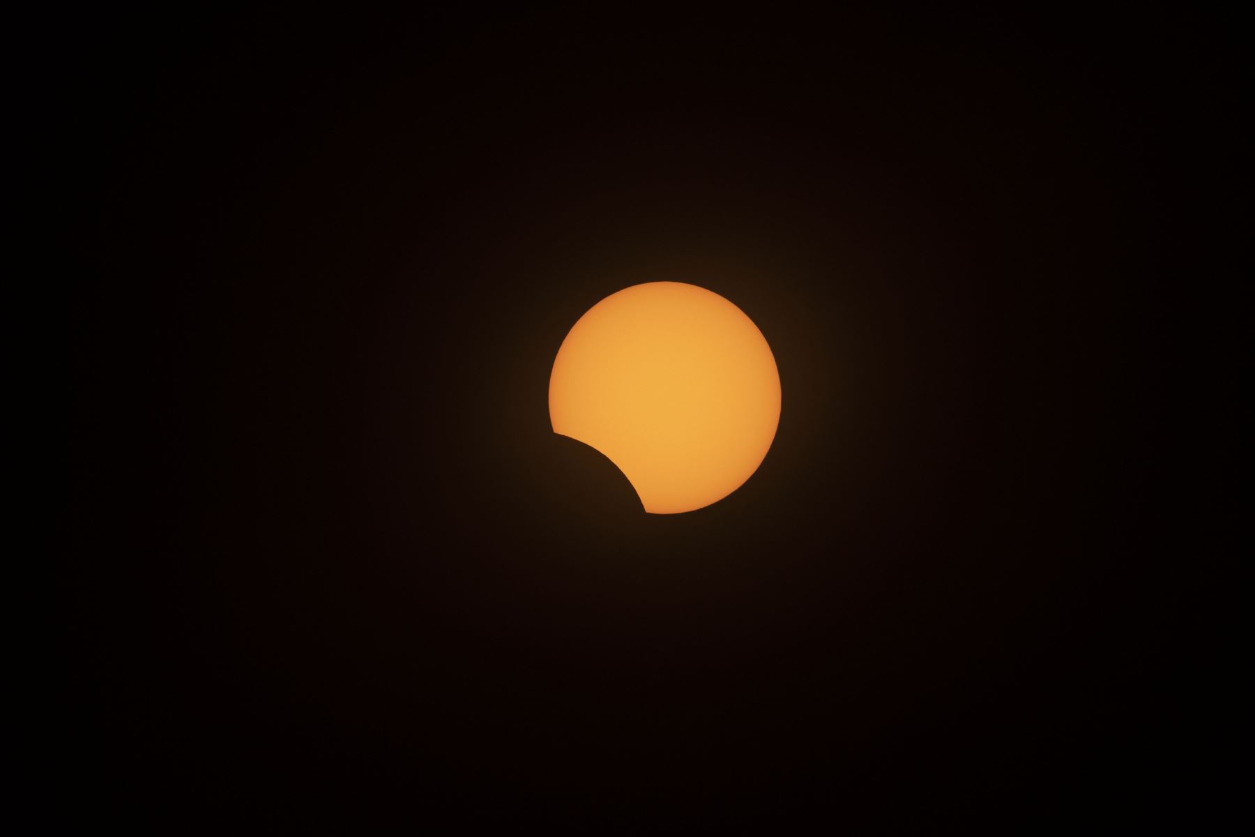Eclipse solar visto desde el Observatorio Europeo del Sur de La Silla (ESO) en La Higuera, Región de Coquimbo. Decenas de miles de turistas se prepararon el martes para un raro eclipse solar total que se esperaba que convirtiera el día en noche. a lo largo de una gran franja del cono sur de América Latina, que incluye gran parte de Chile y Argentina.
Foto:AFP