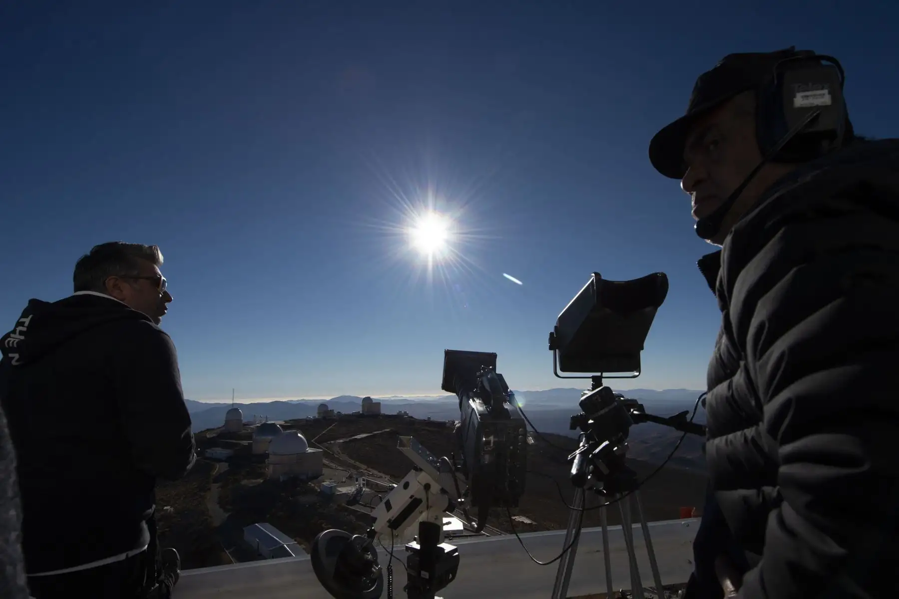 Eclipse solar visto desde el Observatorio Europeo del Sur de La Silla (ESO) en La Higuera, Región de Coquimbo. Decenas de miles de turistas se prepararon el martes para un raro eclipse solar total que se esperaba que convirtiera el día en noche. a lo largo de una gran franja del cono sur de América Latina, que incluye gran parte de Chile y Argentina.
Foto:AFP