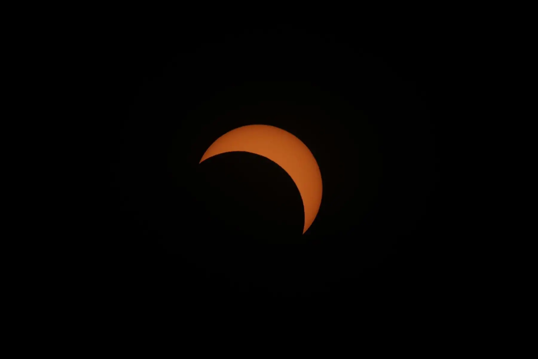 La luna tapa gran parte del sol durante el eclipse solar total, este martes en la ciudad de Merlo, San Luis (Argentina). 
Foto.EFE