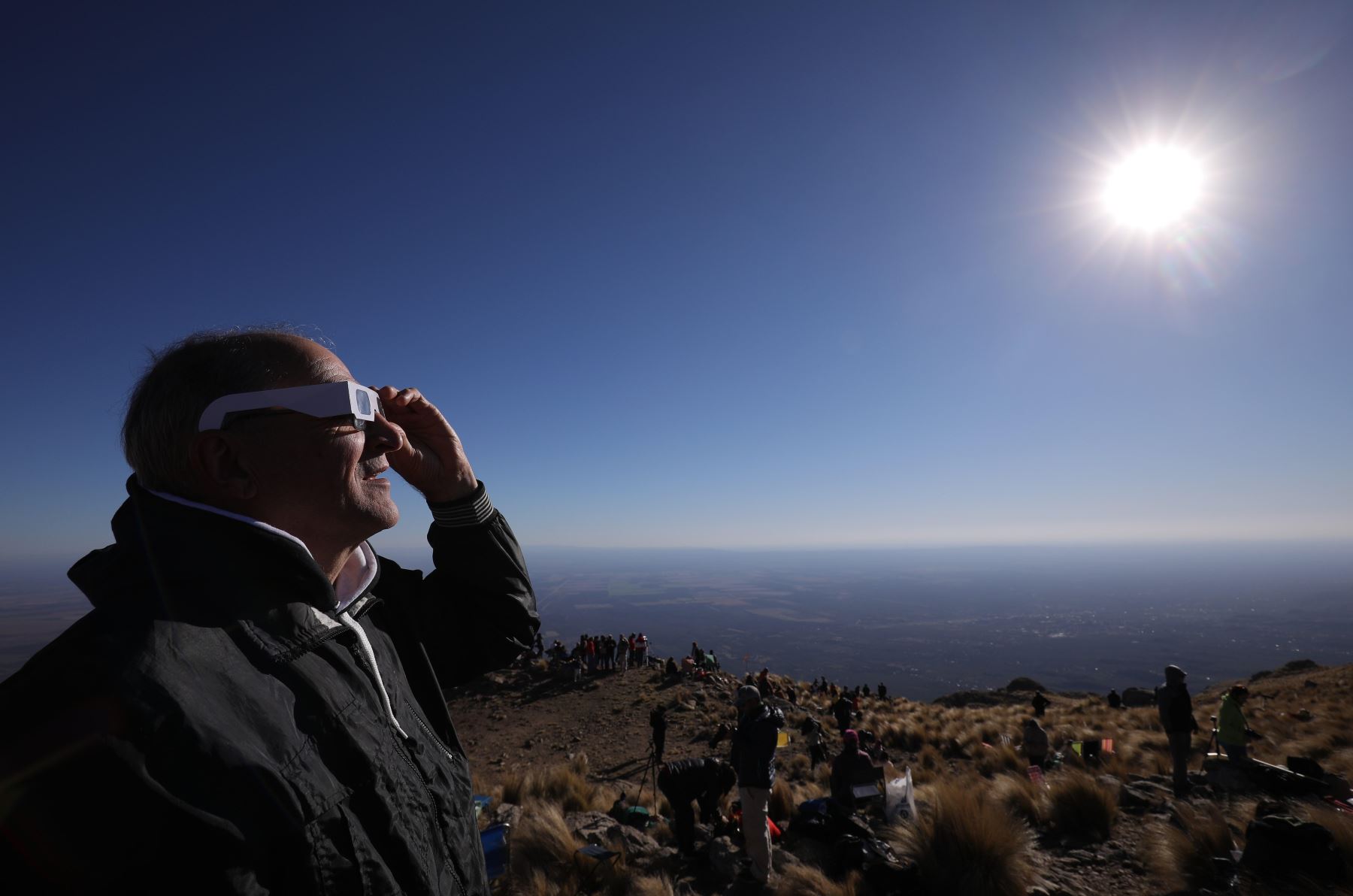 Un hombre mira el sol con anteojos especiales antes del eclipse solar total, este martes en la ciudad de Merlo, San Luis (Argentina).
Foto; EFE