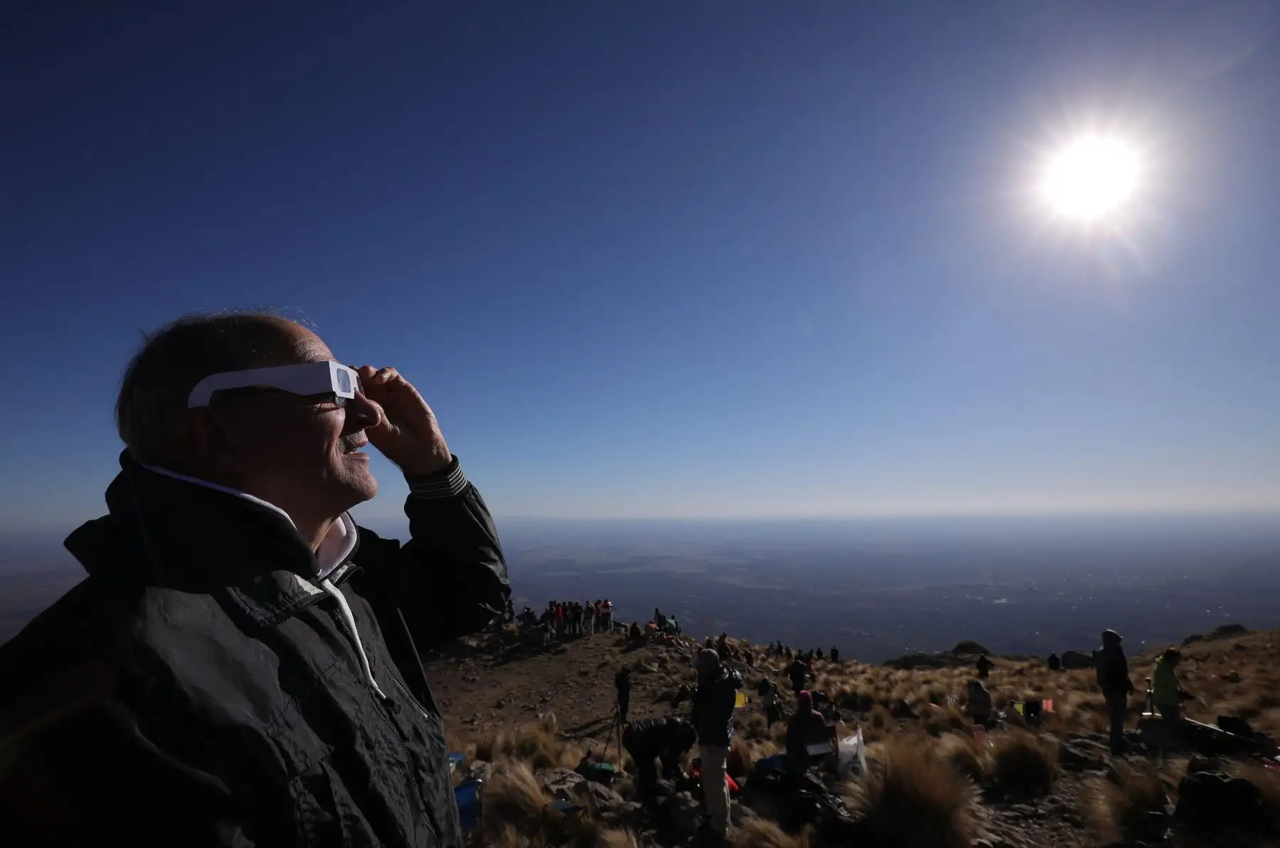 Un hombre mira el sol con anteojos especiales antes del eclipse solar total, este martes en la ciudad de Merlo, San Luis (Argentina).
Foto; EFE
