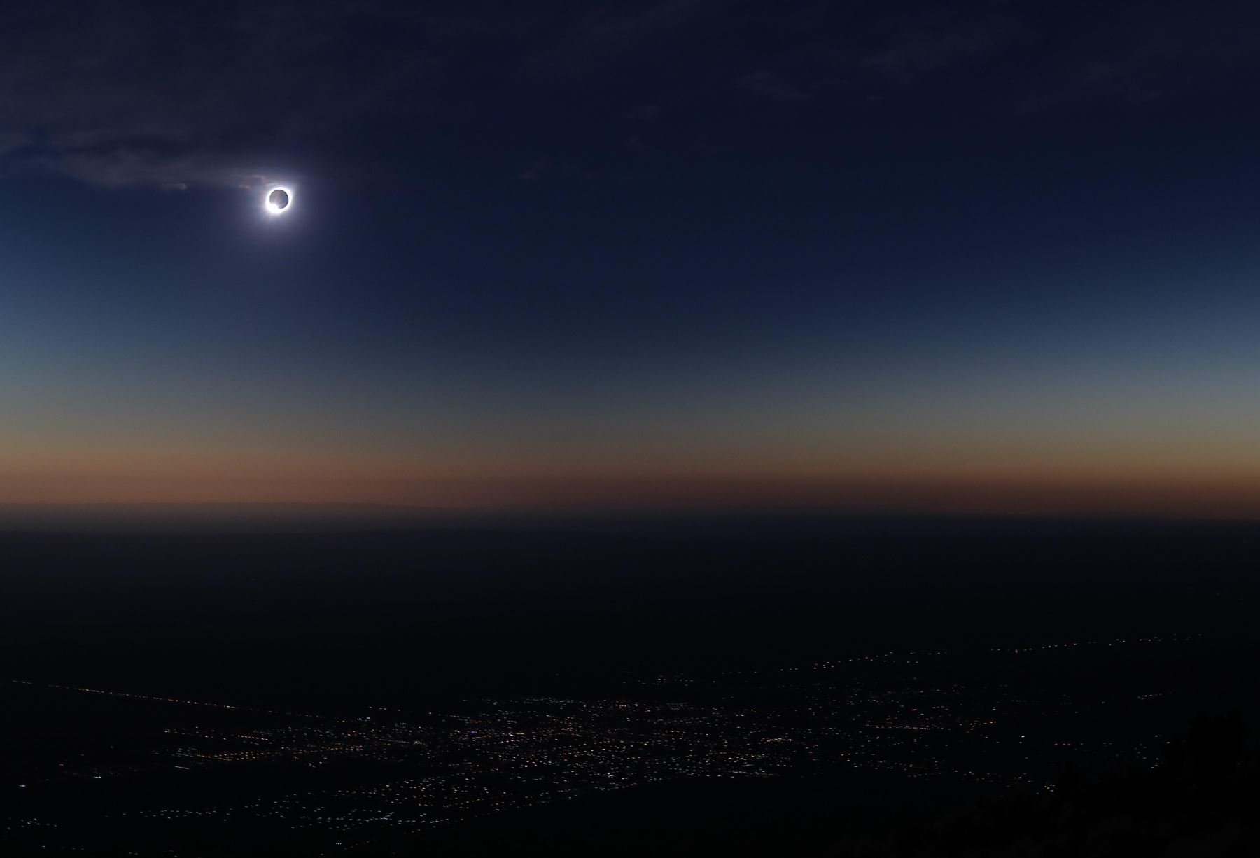 La luna tapa gran parte del sol durante el eclipse solar total, este martes en la ciudad de Merlo, San Luis (Argentina). 
Foto: EFE