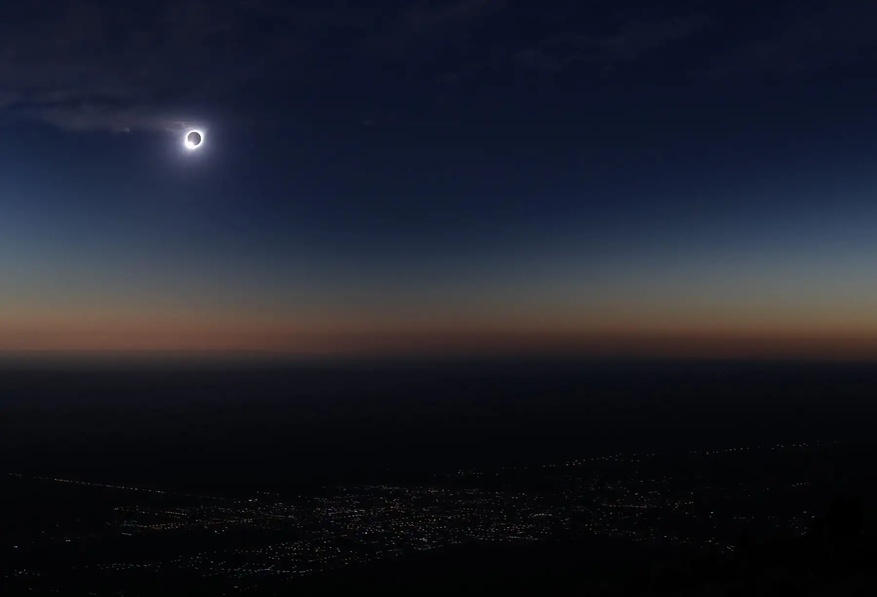 La luna tapa gran parte del sol durante el eclipse solar total, este martes en la ciudad de Merlo, San Luis (Argentina). 
Foto: EFE