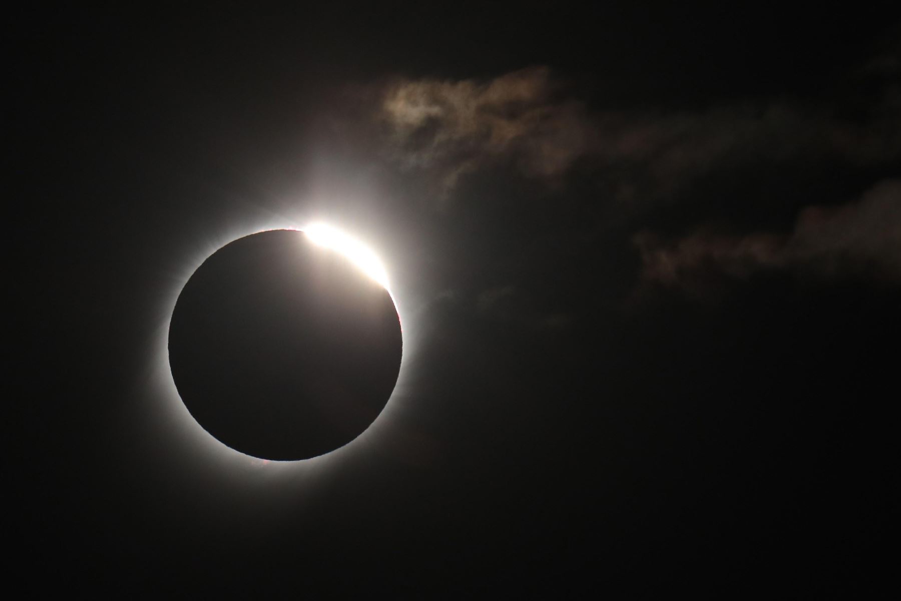 El sol cubierto por la luna durante el eclipse solar total, este martes en la ciudad de Merlo, San Luis (Argentina). 
Foto:EFE