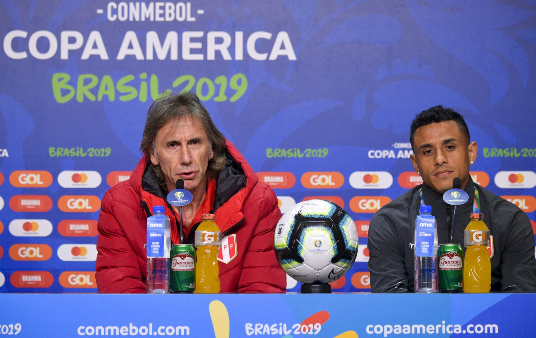 El entrenador de Perú, Ricardo Gareca (I), le dice al jugador Yoshimar Yotun durante una conferencia de prensa en Porto Alegre, Brasil, en la víspera de su semifinal de Copa América contra Chile.
Foto: AFP