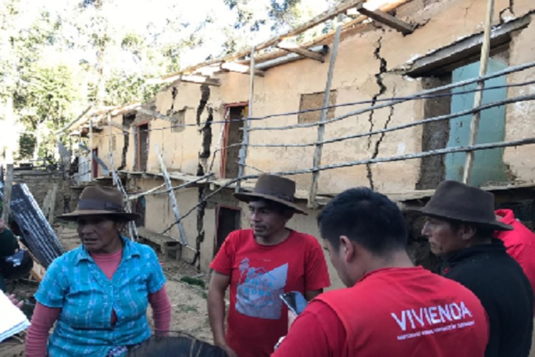 Un equipo de especialistas y técnicos del Ministerio de Vivienda, Construcción y Saneamiento (MVCS) evalúa en el distrito de Sillapata, provincia de Dos de Mayo, región Huánuco, los daños causados por la falla geológica ocurrida a consecuencia del sismo ocurrido el 26 de mayo de 2019.