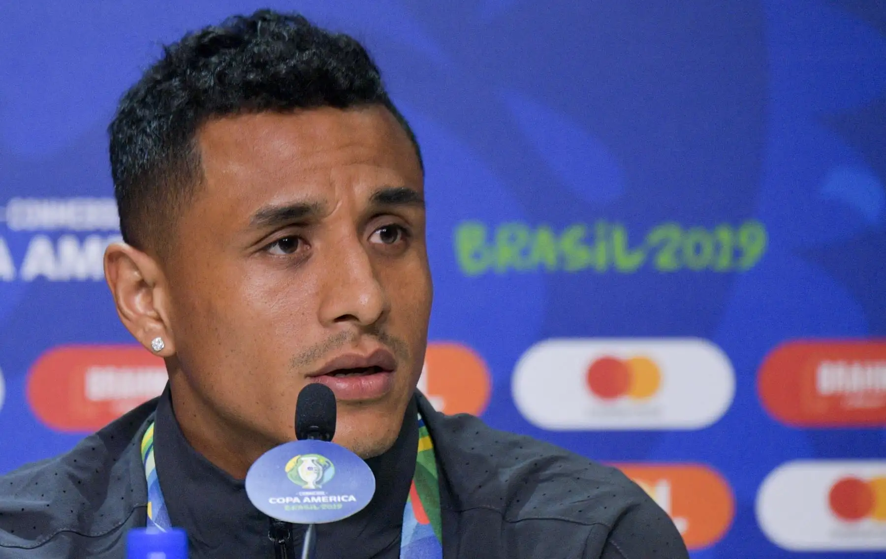 El jugador de Perú, Yoshimar Yotun, habla durante una conferencia de prensa en Porto Alegre, en vísperas de su semifinal de Copa América contra Chile.
Foto:AFP