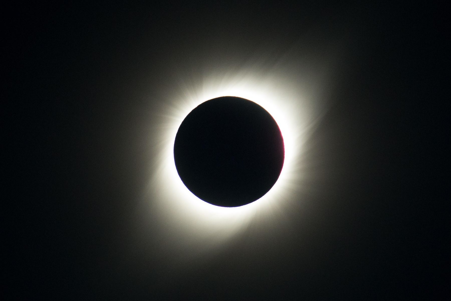 El sol queda cubierto por la luna durante el eclipse solar total, este martes visto desde el Observatorio de La Silla, situado en la región de Coquimbo (Chile). Foto:EFE
