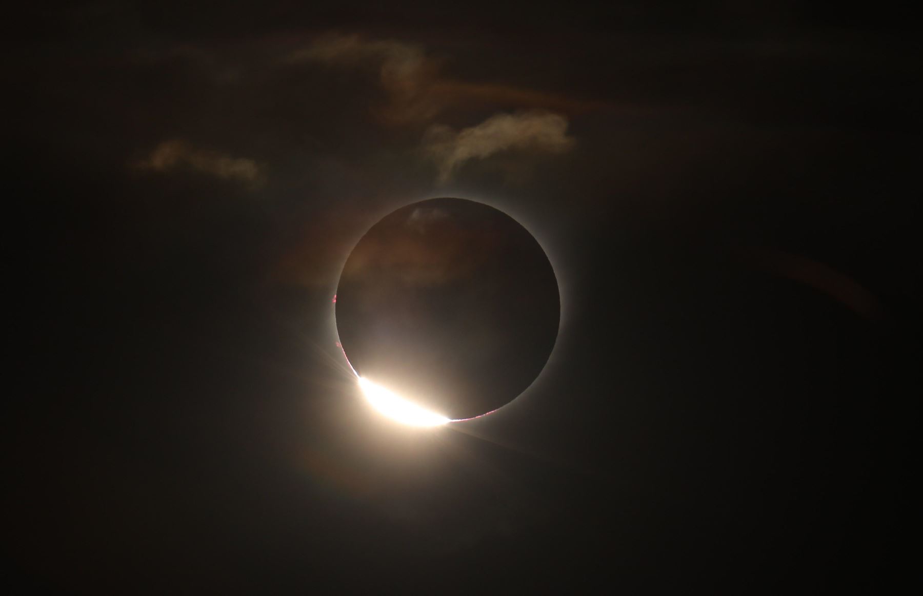 El sol cubierto por la luna durante el eclipse solar total, este martes en la ciudad de Merlo, San Luis (Argentina).
Foto: EFE