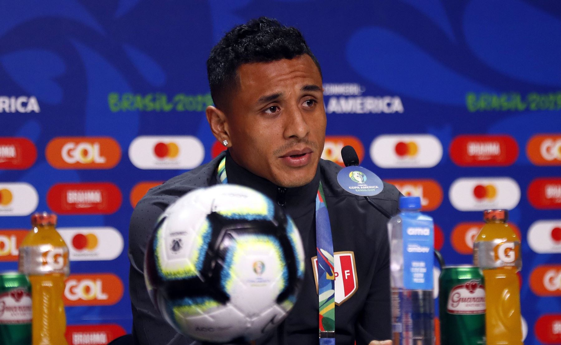 El jugador de la selección Perú de fútbol, Yoshimar Yotún, habla durante una rueda de prensa  en el estadio Arena Do Gremio en Porto Alegre (Brasil). 
Foto: EFE