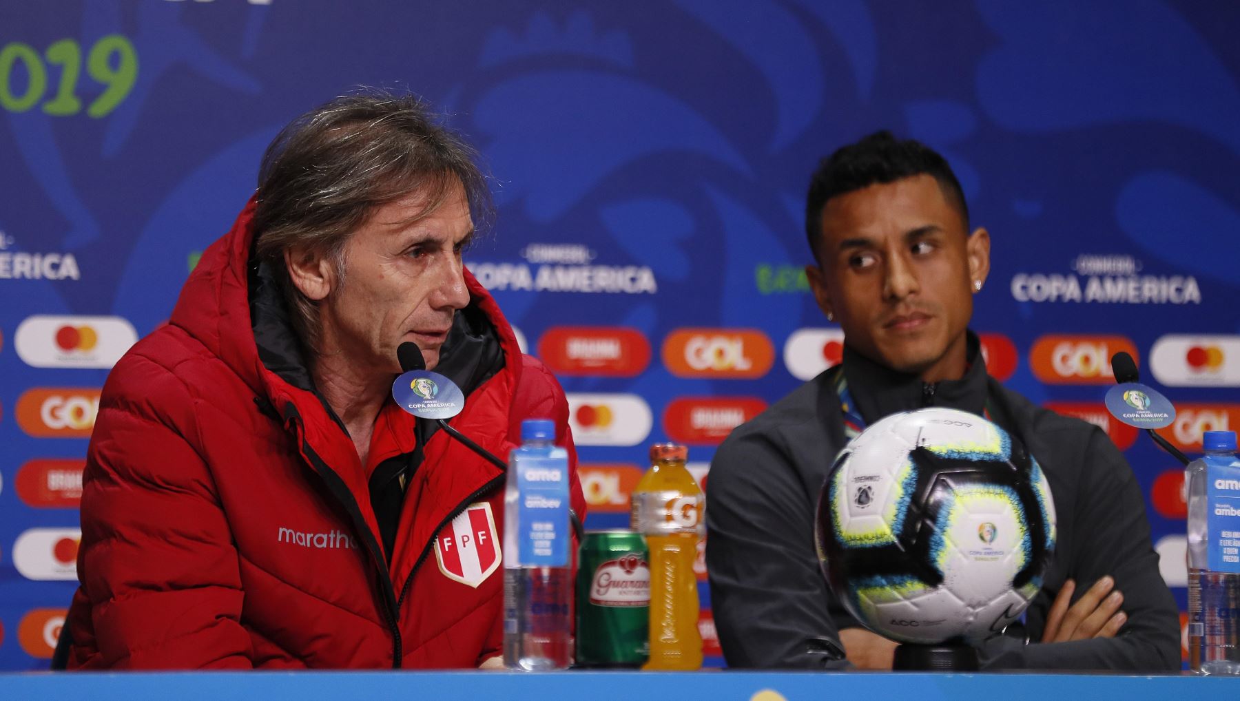 l director técnico de la selección Perú de fútbol Ricardo Gareca (i) y Yoshimar Yotún, hablan durante una rueda de prensa martes en el estadio Arena Do Gremio en Porto Alegre (Brasil). 
Foto:EFE