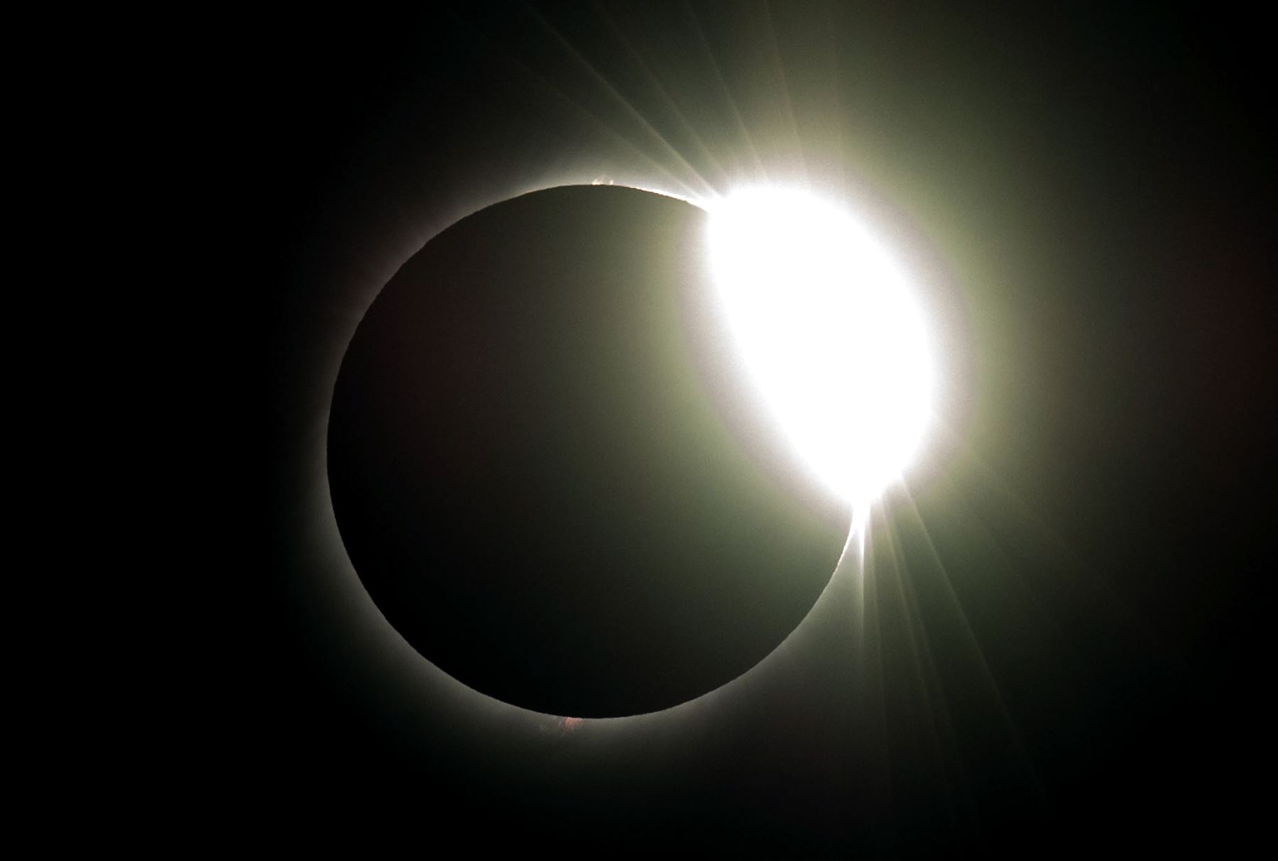 Eclipse solar visto desde el Observatorio Europeo del Sur de La Silla (ESO) en La Higuera, Región de Coquimbo, Chile. Decenas de miles de turistas se prepararon el martes para un raro eclipse solar total que se esperaba que convirtiera el día en noche. a lo largo de una gran franja del cono sur de América Latina, que incluye gran parte de Chile y Argentina.
Foto: EFE