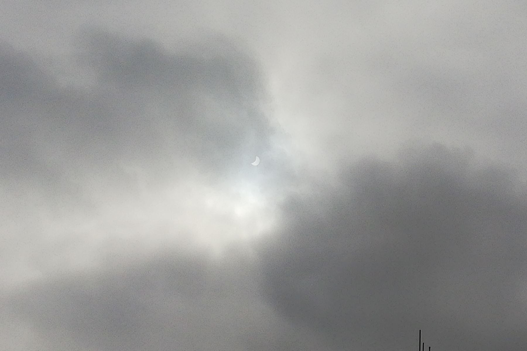 El cielo nublado con el que amaneció Chimbote (Áncash) dificultó observar el eclipse parcial solar. Foto: Gonzalo Horna