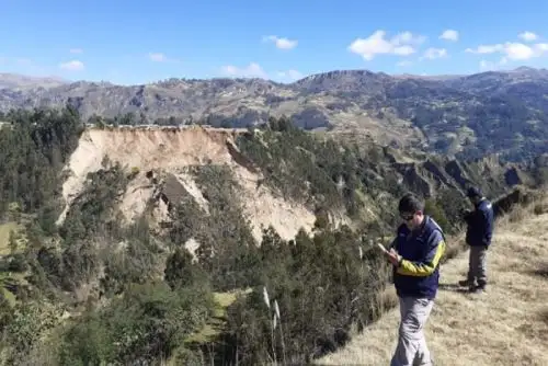 Los especialistas del Instituto Geológico, Minero y Metalúrgico (Ingemmet) recomendaron la inmediata reubicación de los pobladores de la Calle “El Porvenir”, zona altamente afectada del caserío de Sillapata, dlstrito del mismo nombre, en la región Huánuco, por el desplazamiento de masas de tierra ocurrido el último vienes. Foto: Ingemmet