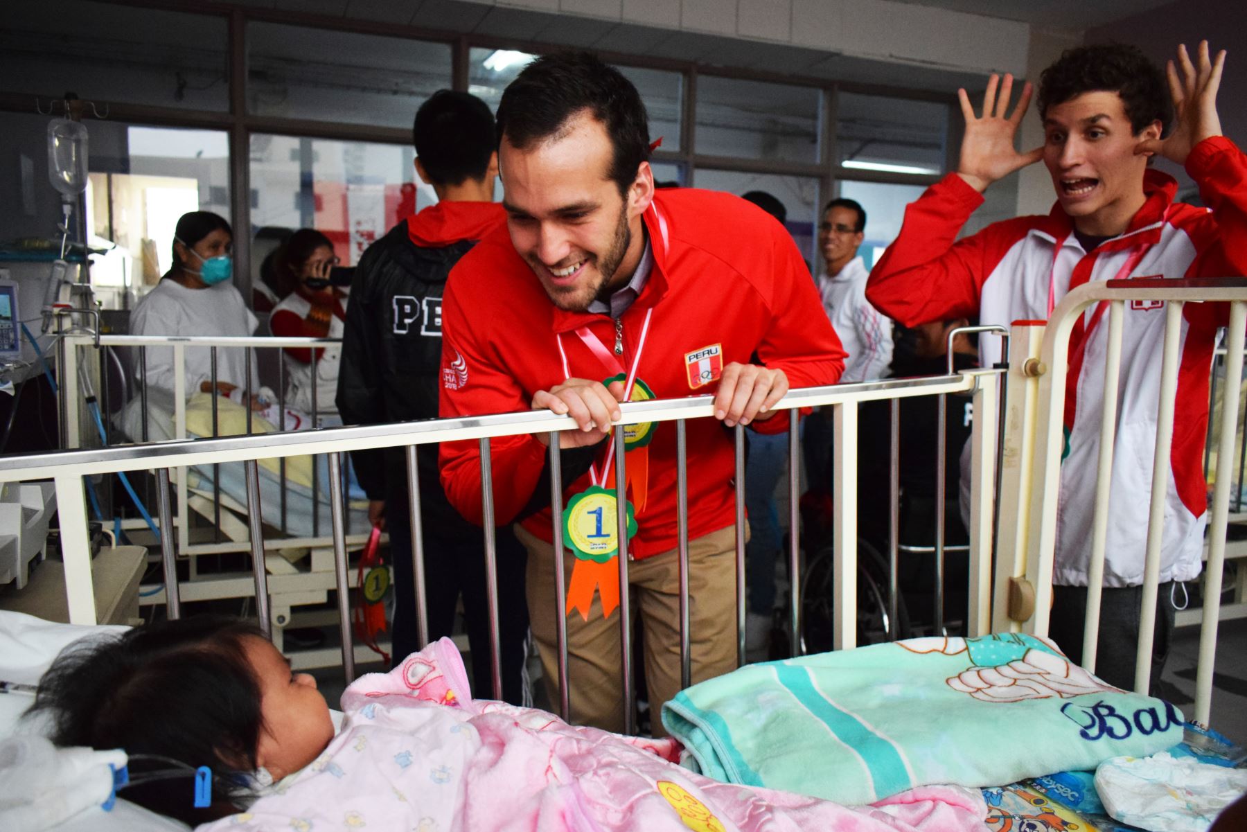 Deportistas peruanos de Lima 19 visitaron a pacientes del Instituto Nacional de Salud del Niño-Breña. Foto: Andina/Difusión