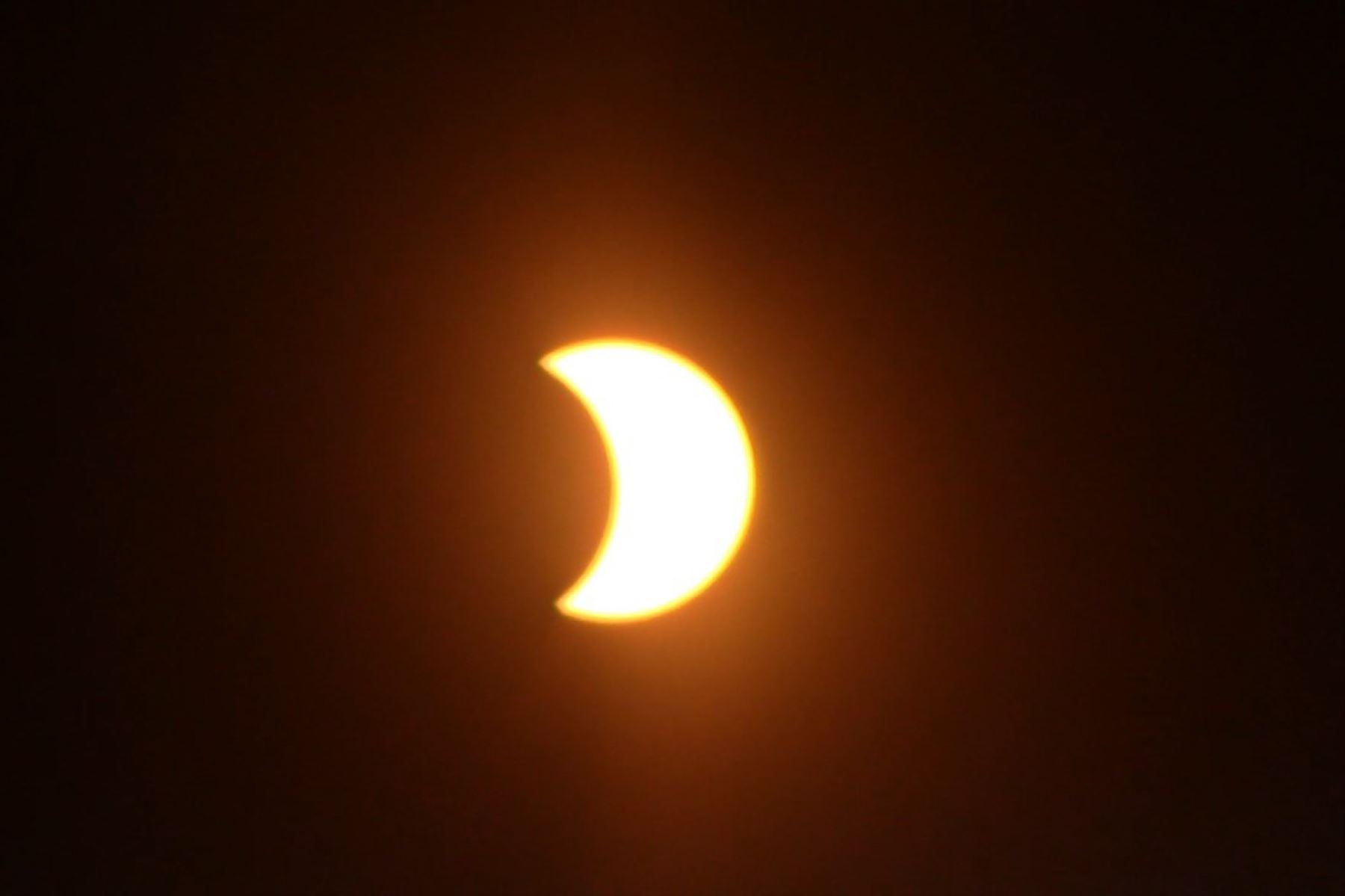 El eclipse parcial solar se vio en su mayor magnitud en Huancayo (Junín) a las 15:45 horas, momento en que el cielo se oscureció. Foto: Pedro Tinoco