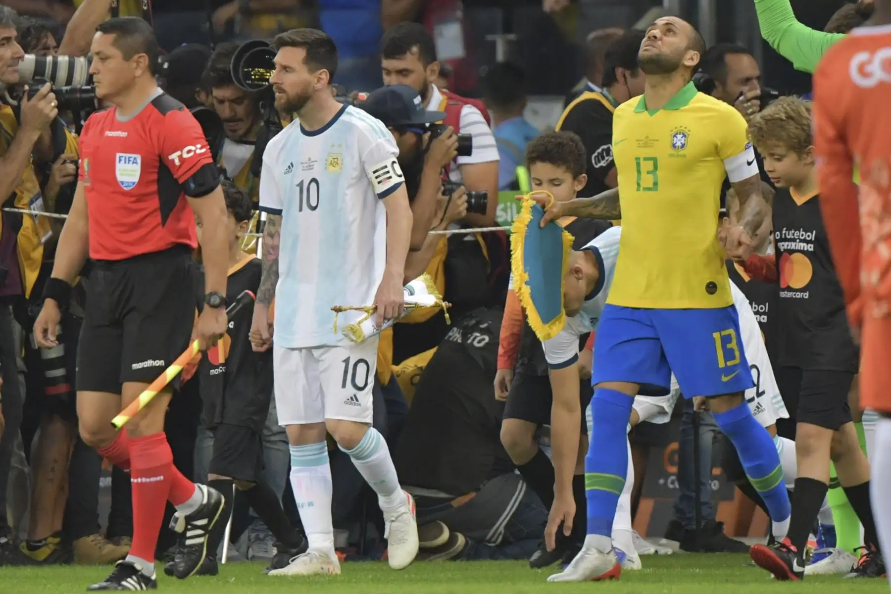 El argentino Lionel Messi y el brasileño Dani Alves caminan antes del inicio de la semifinal del torneo de fútbol de la Copa América en el estadio Mineirao en Belo Horizonte, Brasil.
Foto: AFP