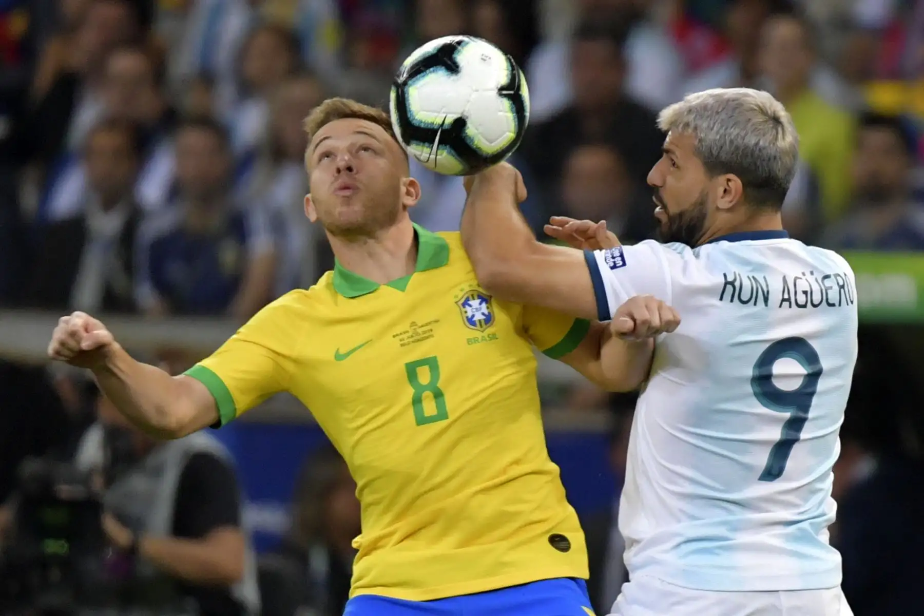 El brasileño Arthur (L) y el argentino Sergio Agüero compiten por el balón durante su semifinal del torneo de fútbol de la Copa América en el estadio Mineirao en Belo Horizonte, Brasil.
Foto: AFP